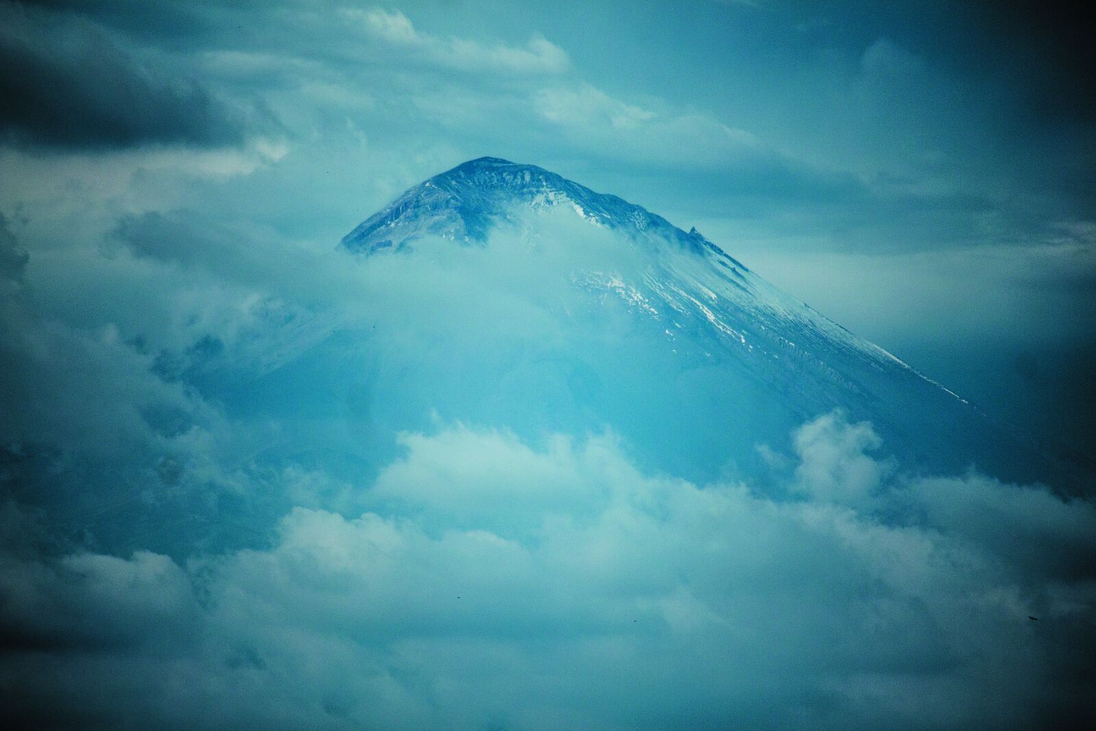 Canon EOS 700D (EOS Rebel T5i / EOS Kiss X7i) + Canon EF-S 55-250mm F4-5.6 IS II sample photo. Volcano, mountain, landscape photography
