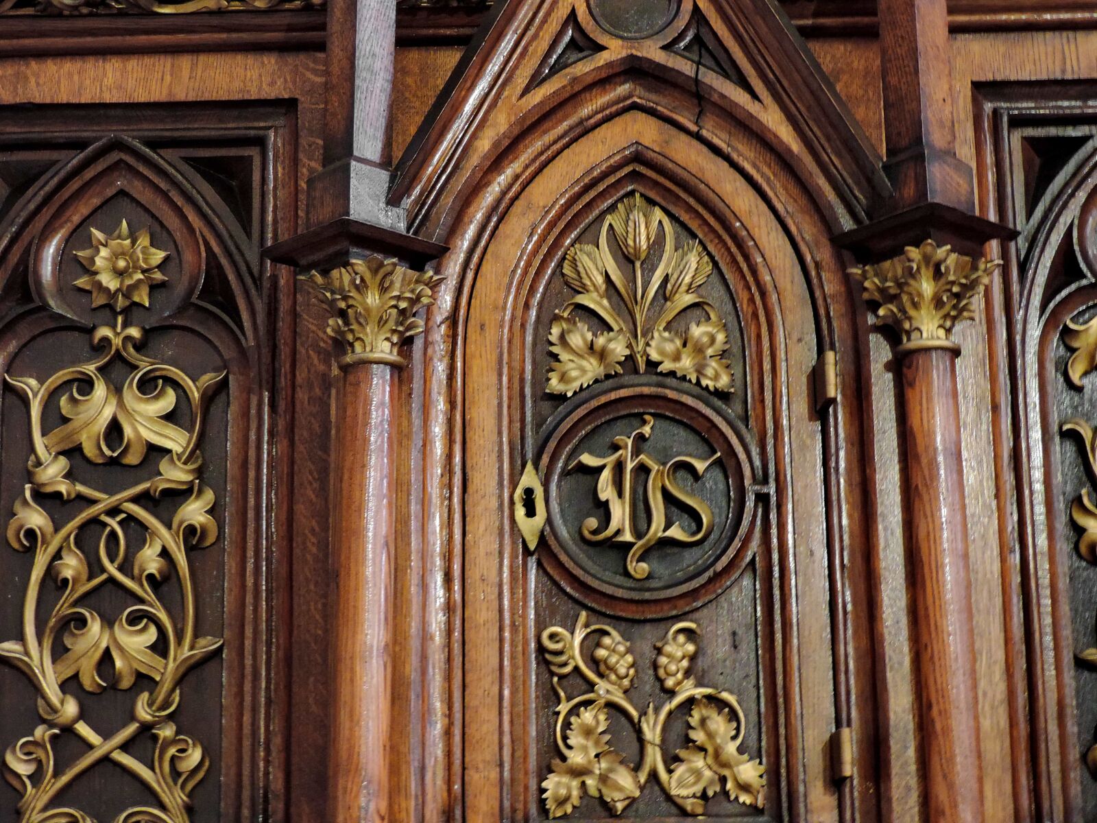 Nikon Coolpix P520 sample photo. Altar, catholic, furniture, handmade photography