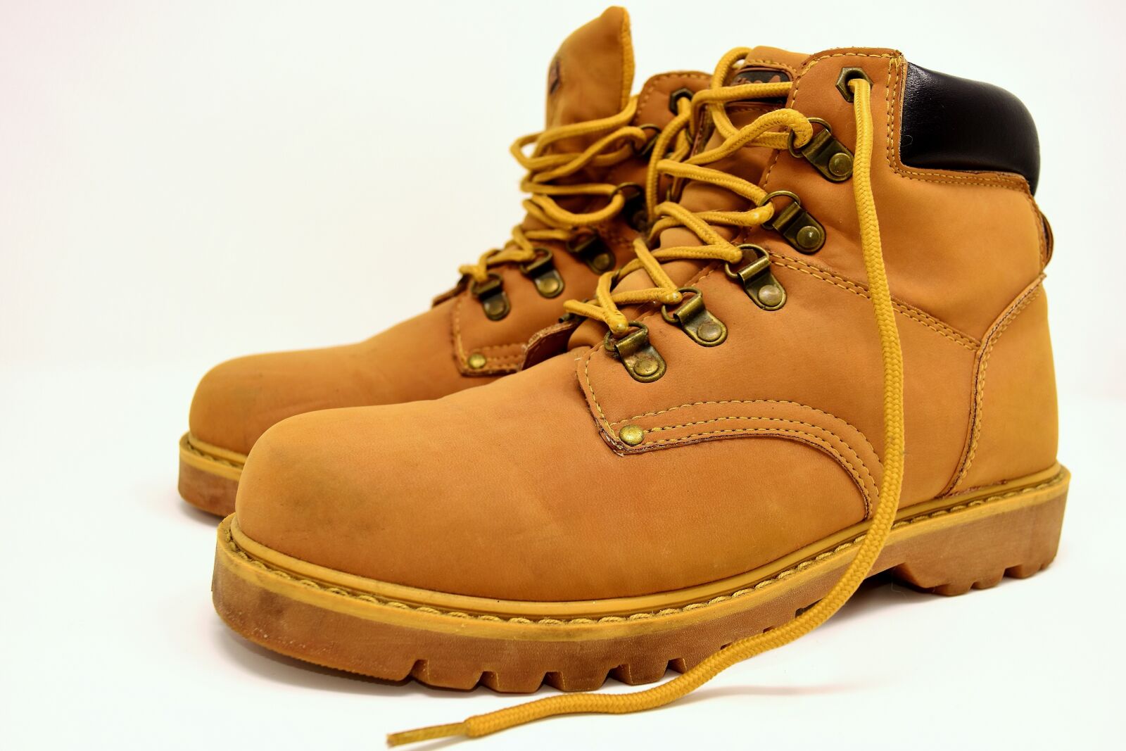 Nikon D7200 sample photo. Hiking shoes, boots, leather photography