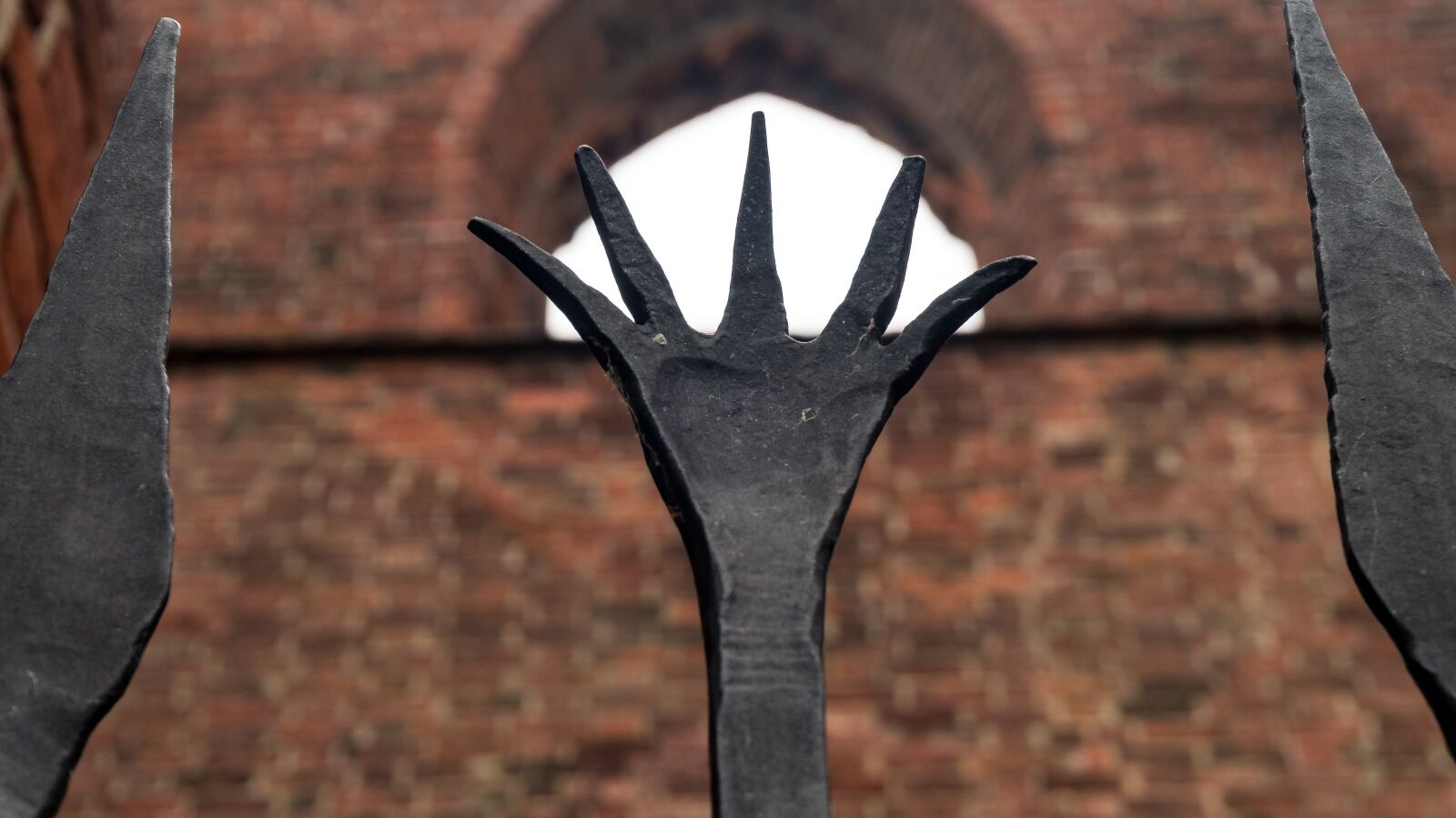 Sony Alpha a5000 (ILCE 5000) sample photo. Iron, metal, fence photography