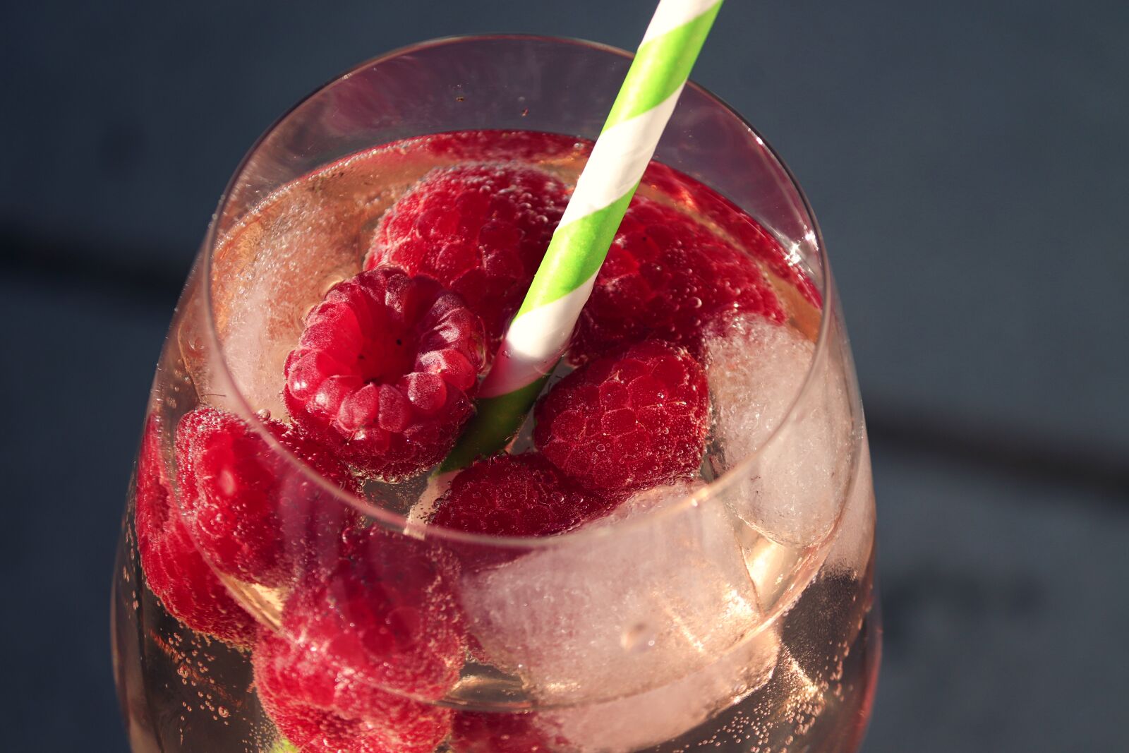 Canon EOS 200D (EOS Rebel SL2 / EOS Kiss X9) sample photo. Raspberries, cocktail, raspberry cocktail photography