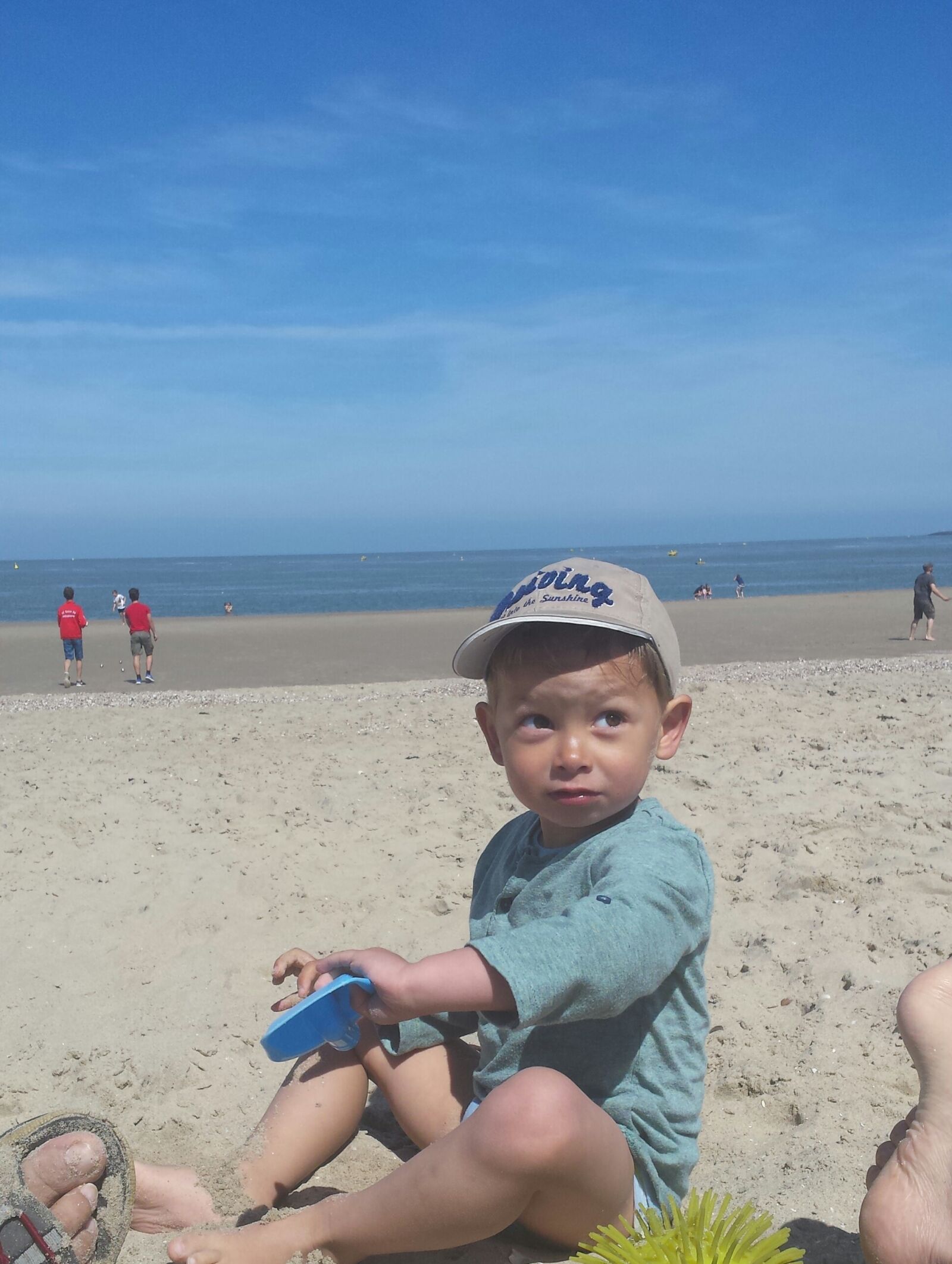 Samsung Galaxy S4 sample photo. Beach, beach, hat, boy photography