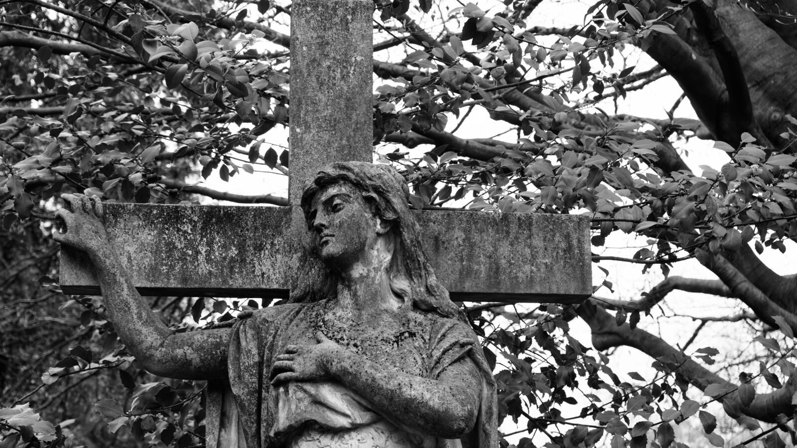 Sony a6500 + Sony Vario-Tessar T* E 16-70mm F4 ZA OSS sample photo. Cross, cemetery, statue photography