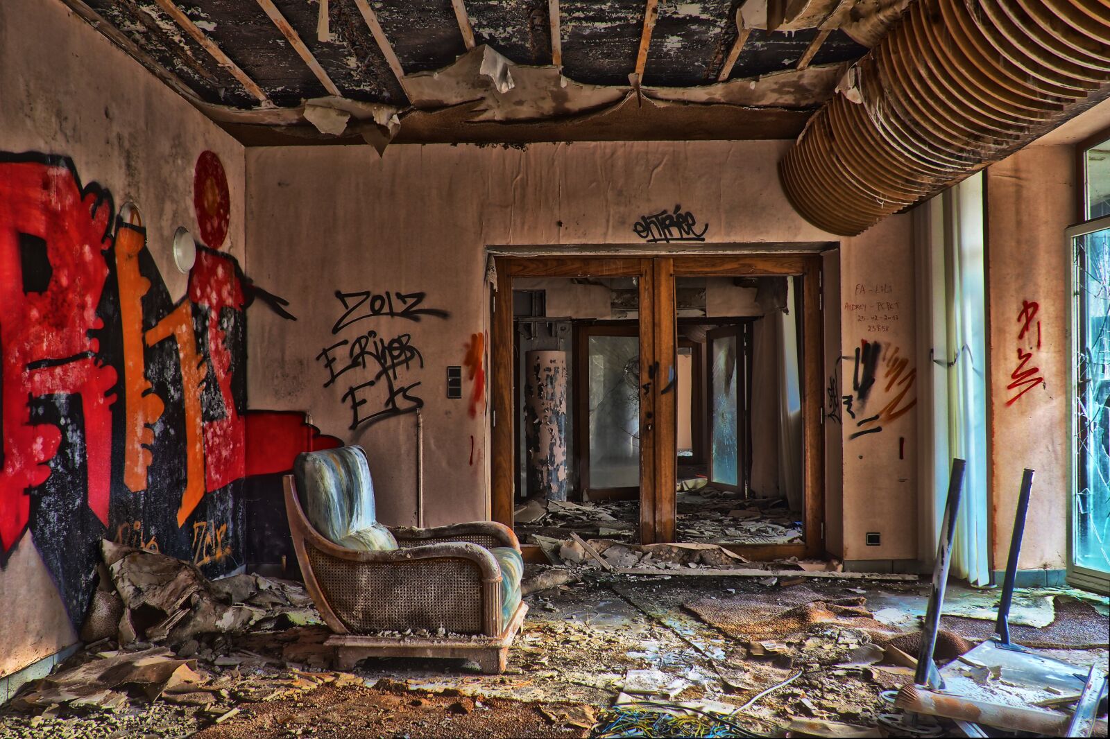 Olympus OM-D E-M10 sample photo. Lost places, house, architecture photography