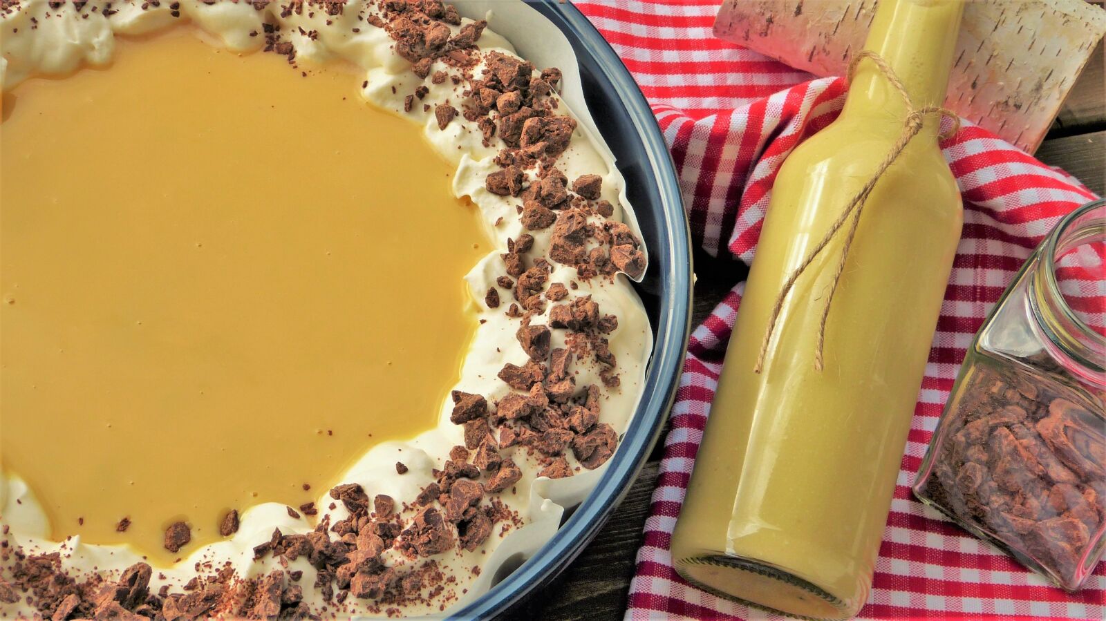 Panasonic Lumix DMC-FZ150 sample photo. Advocaat, cake, chocolate photography