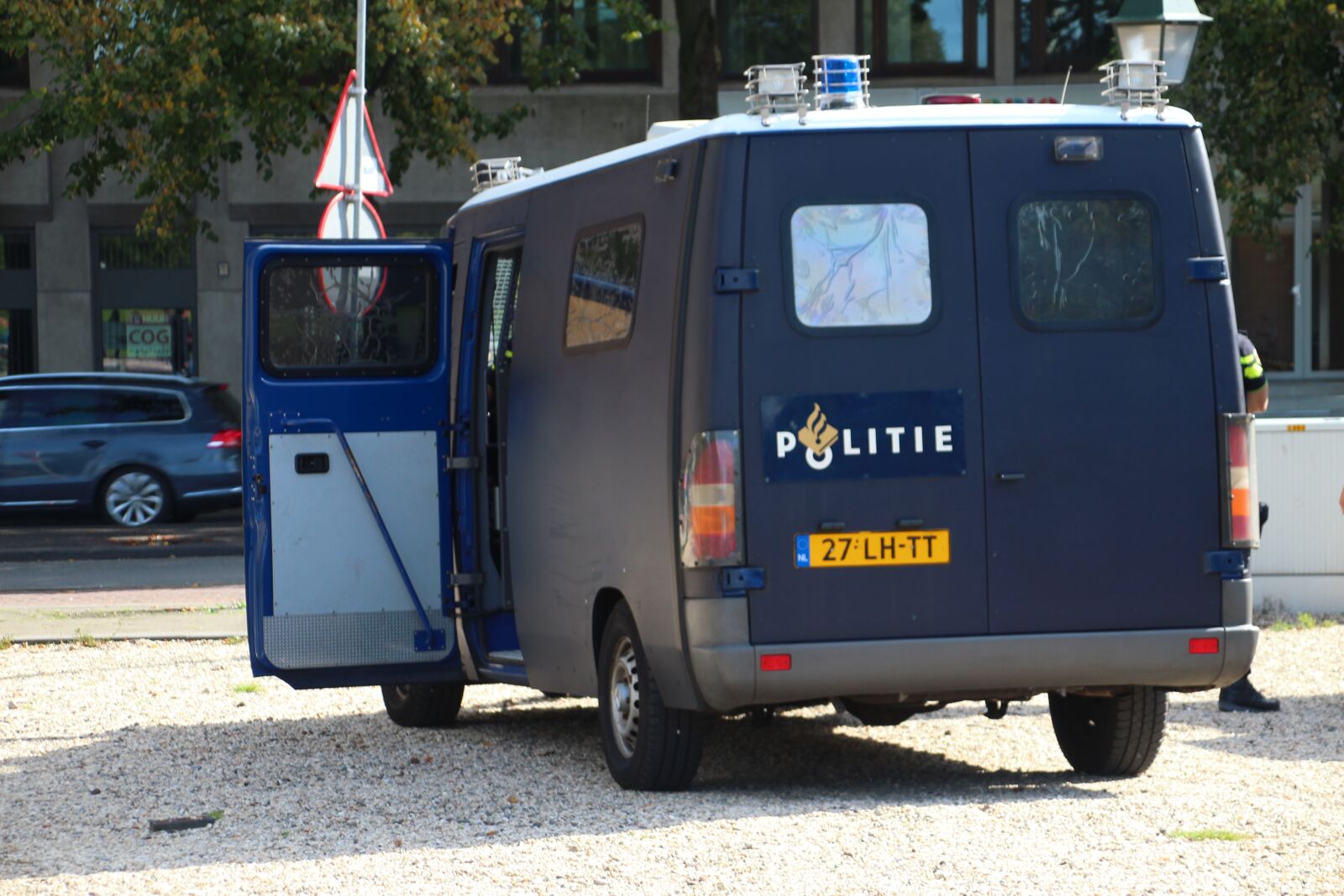 Canon EOS 600D (Rebel EOS T3i / EOS Kiss X5) sample photo. Police, vehicle, mobile unit photography