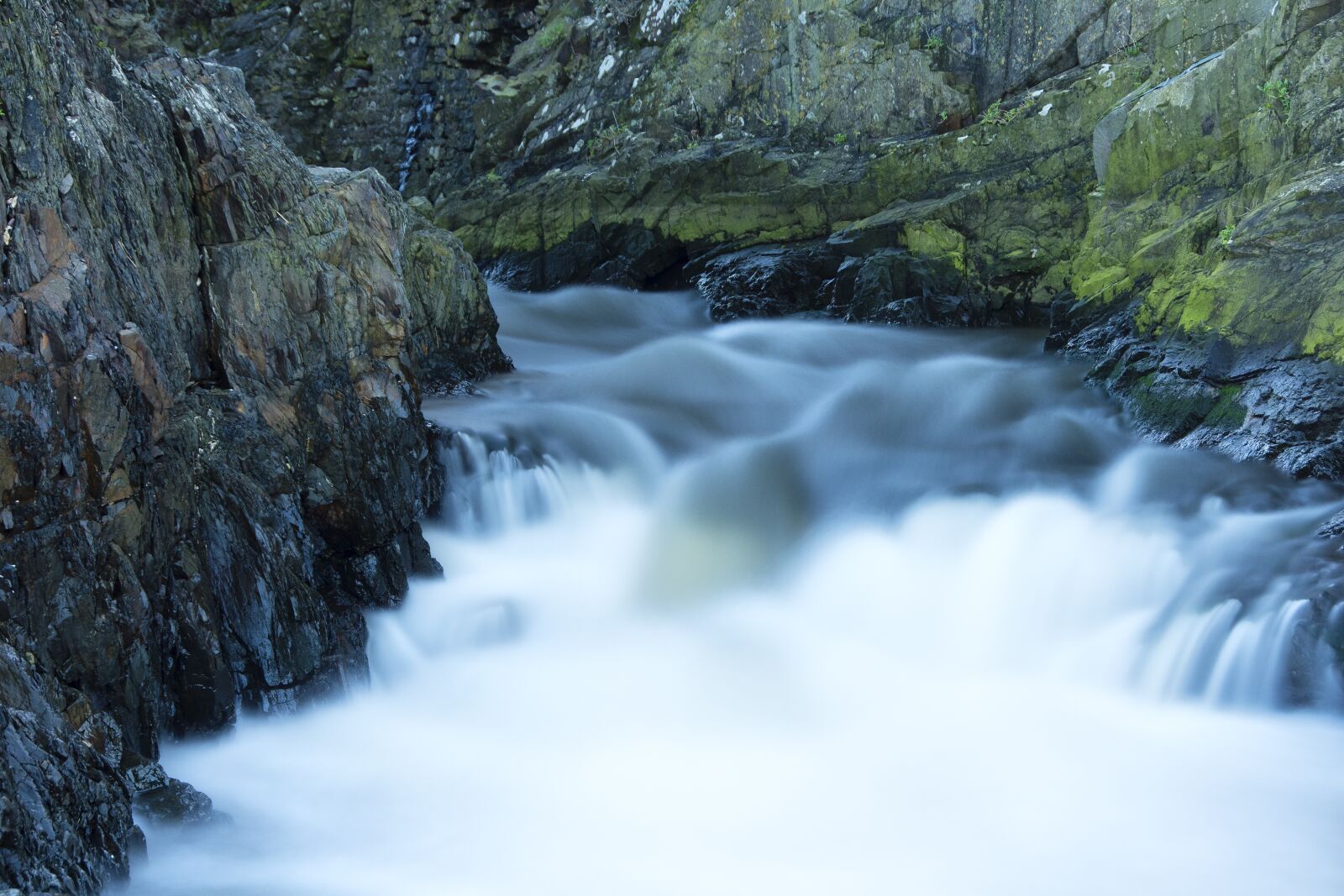 Nikon D5600 sample photo. Cascade, rocks, water photography