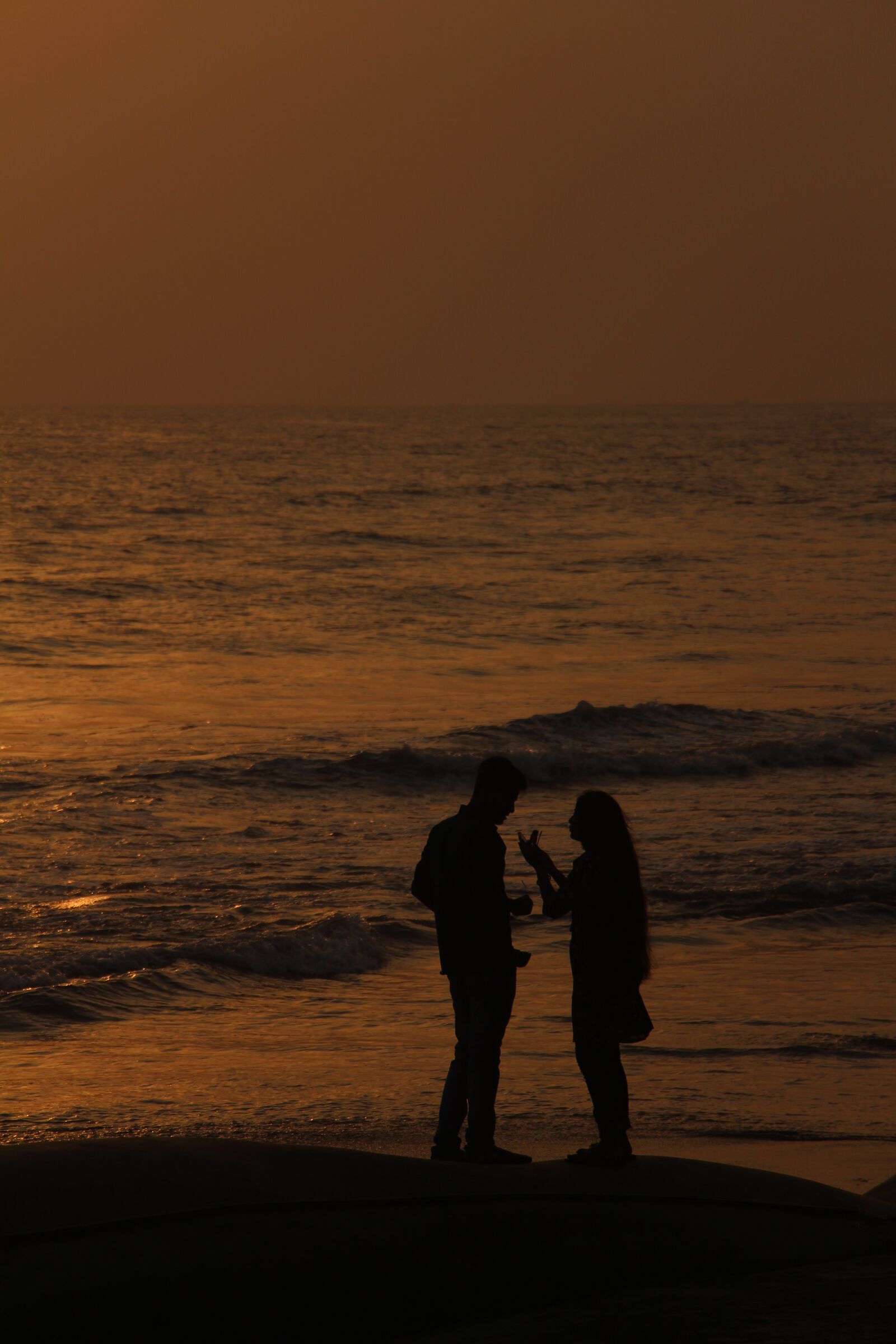 Canon EOS 700D (EOS Rebel T5i / EOS Kiss X7i) sample photo. Sea, couple, sunset photography