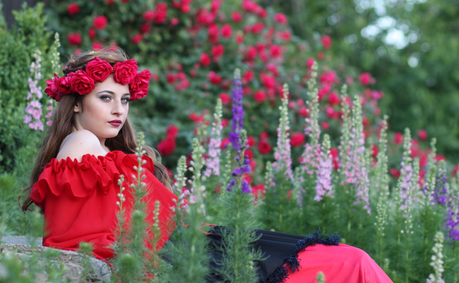 Canon EOS 450D (EOS Rebel XSi / EOS Kiss X2) sample photo. Girl, flowers, wreath photography