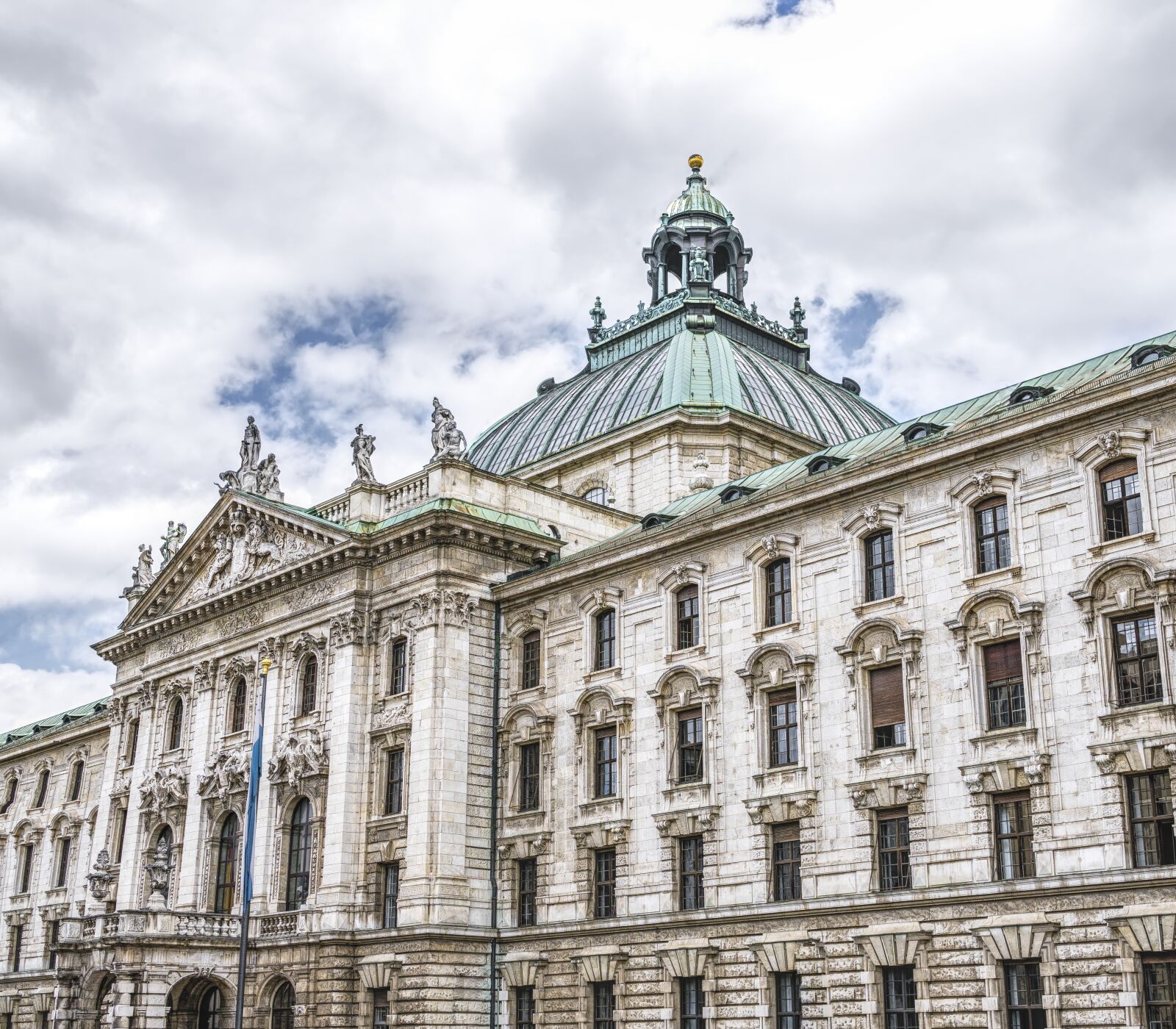 Sony a6300 + Sigma 30mm F2.8 EX DN sample photo. Munich, bavaria, district court photography