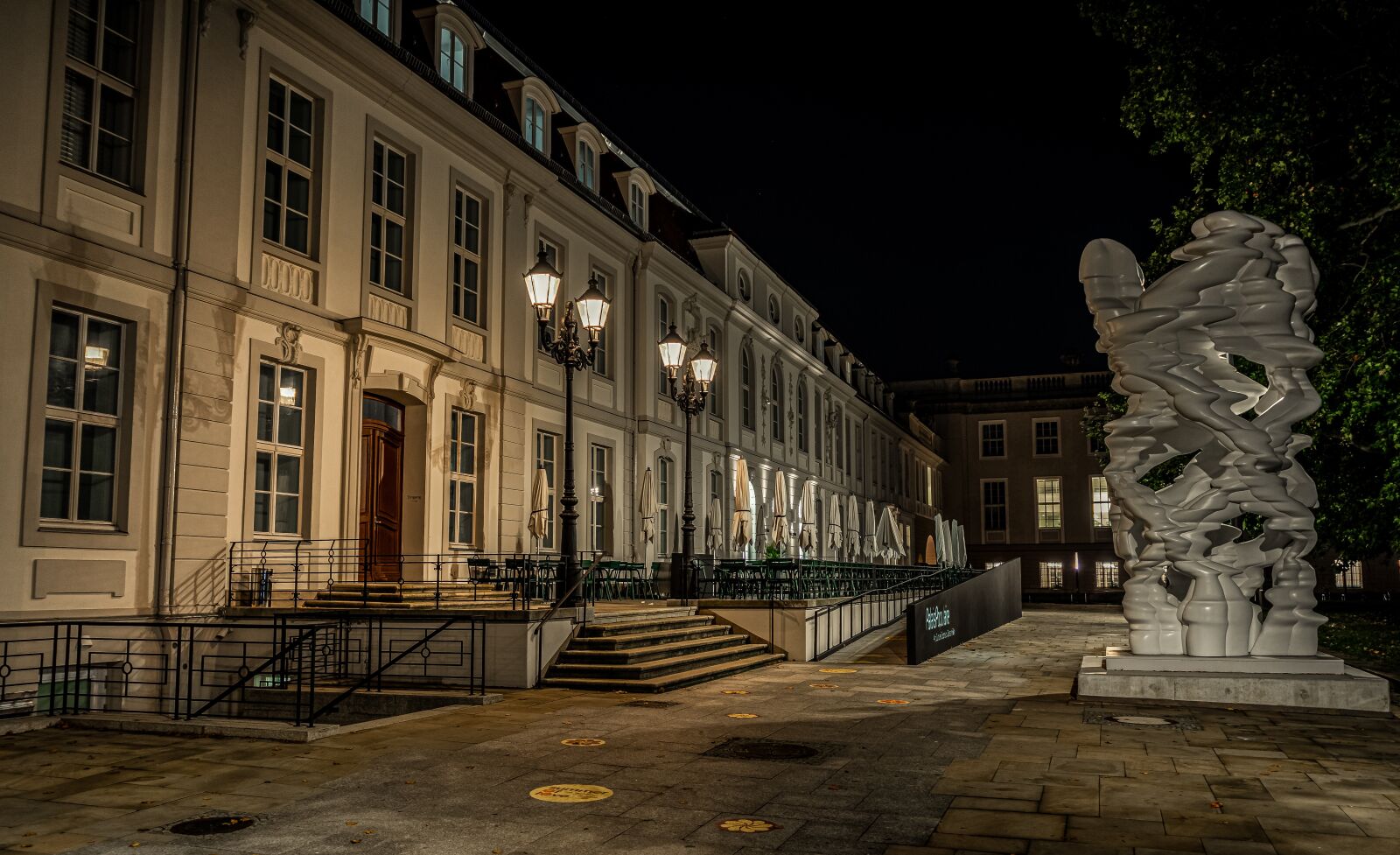 Sony a7 II + Sony FE 28-70mm F3.5-5.6 OSS sample photo. Night, evening, building photography