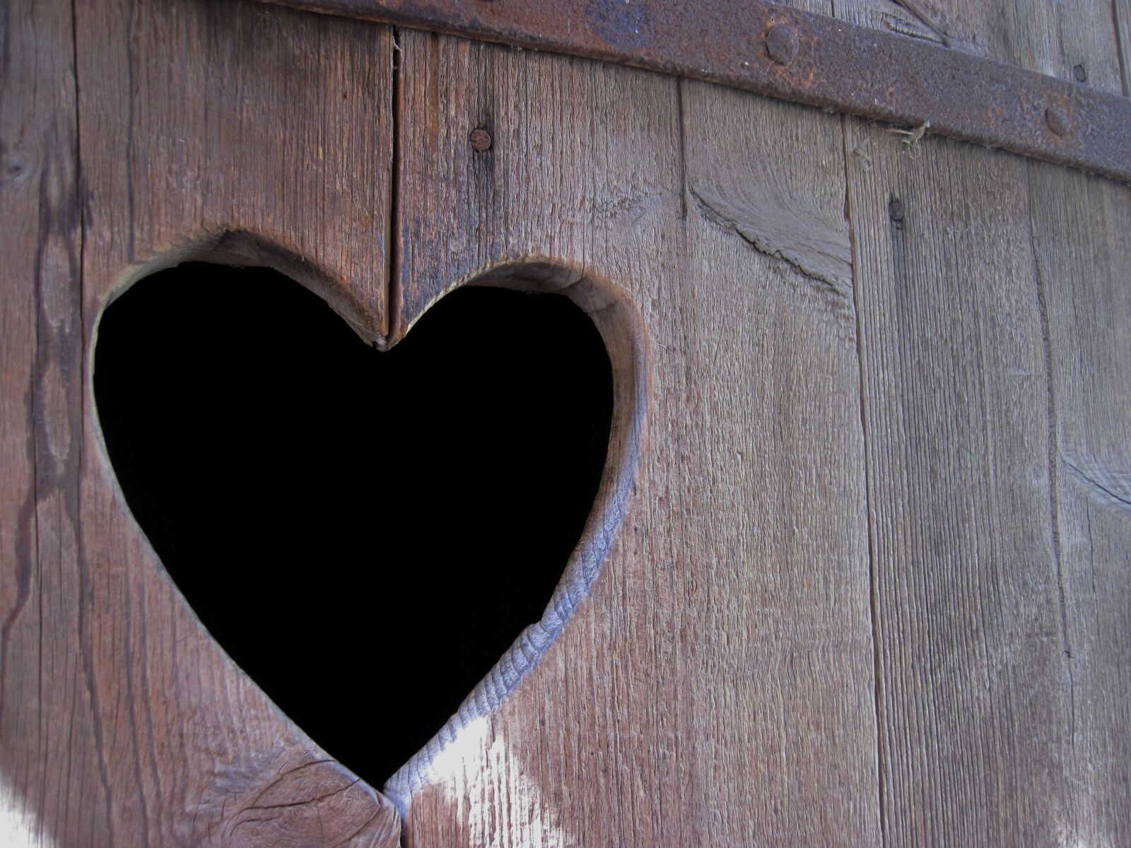 Canon PowerShot D10 sample photo. Heart, wood, door photography