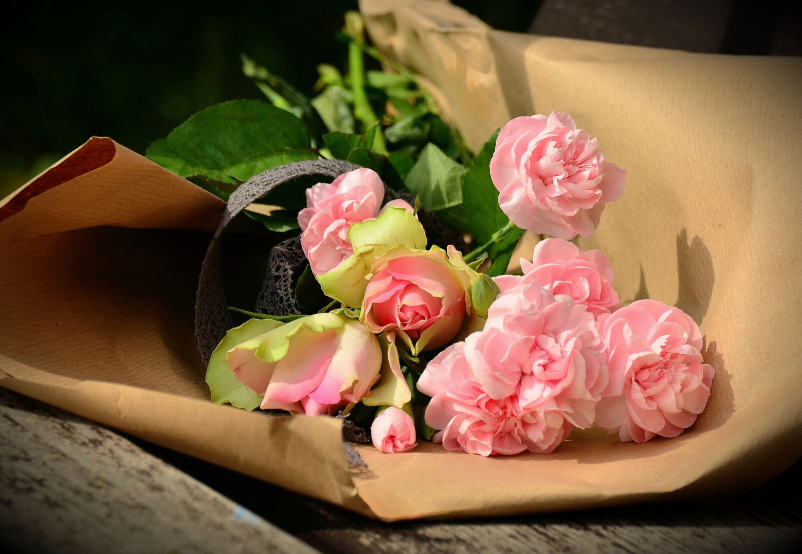 Nikon D5100 sample photo. Bouquet, floral greeting, cloves photography