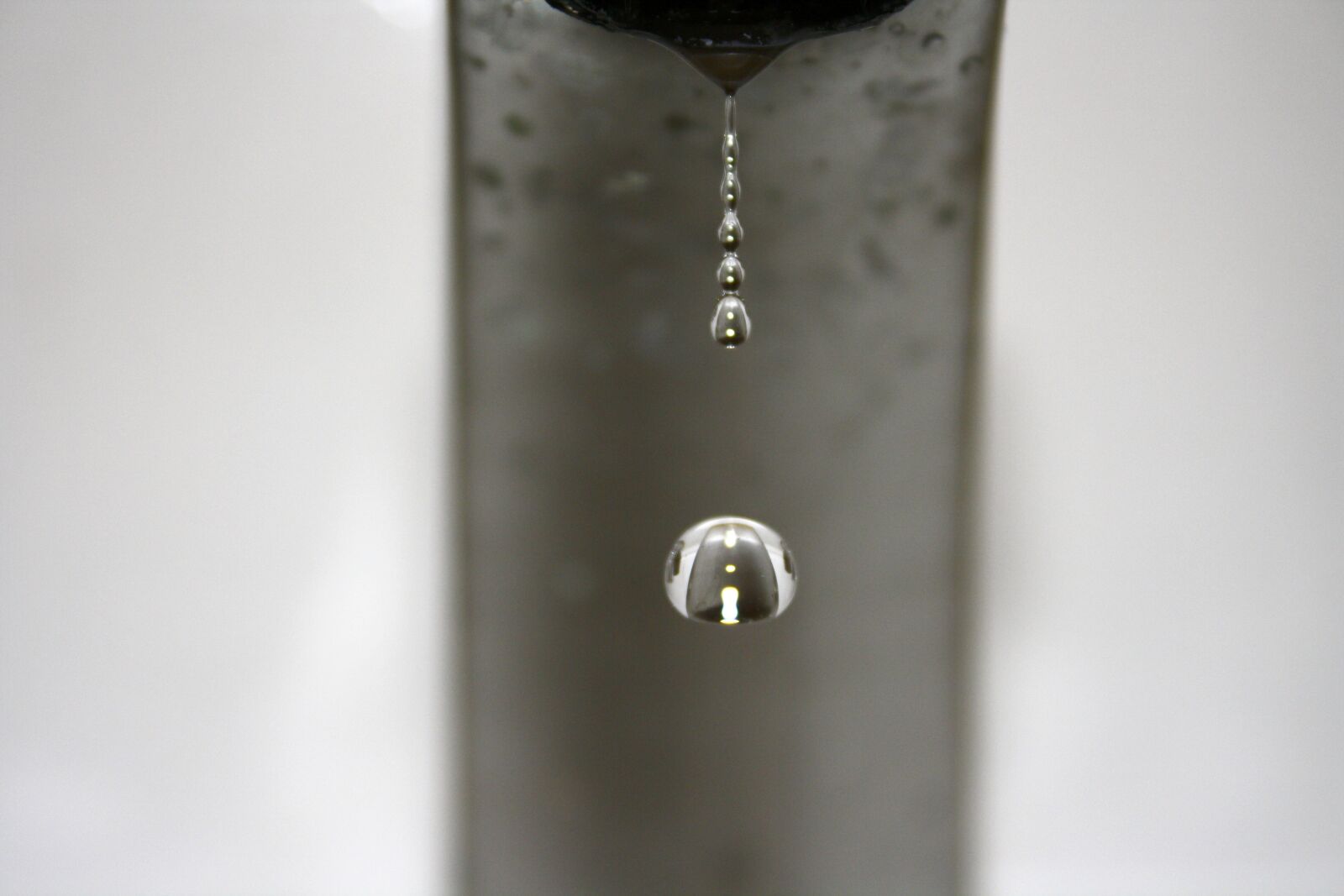 Canon EOS 1000D (EOS Digital Rebel XS / EOS Kiss F) sample photo. One, water, drop photography