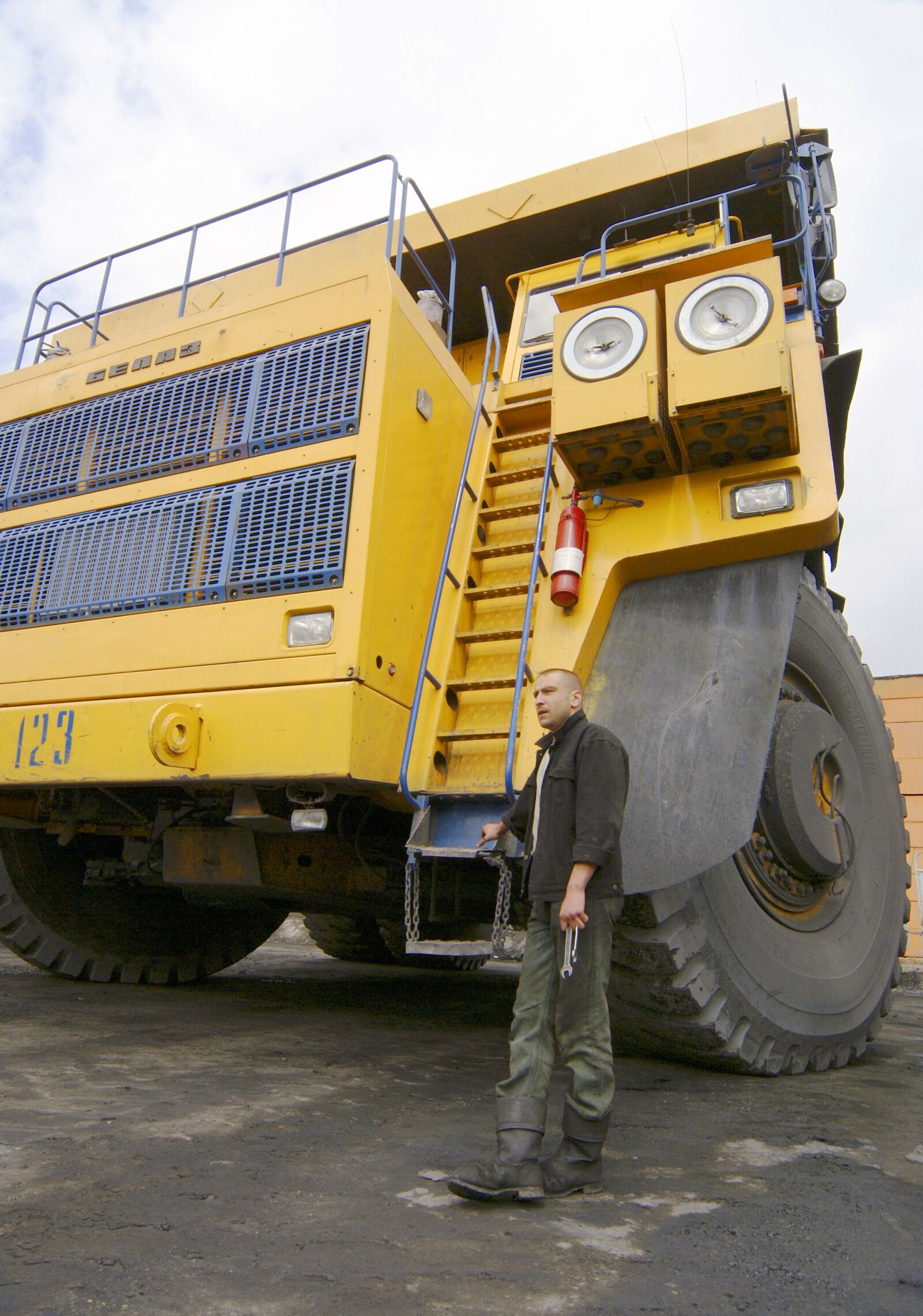 Sony Alpha DSLR-A100 sample photo. Dumper, gigantic proportions, car photography