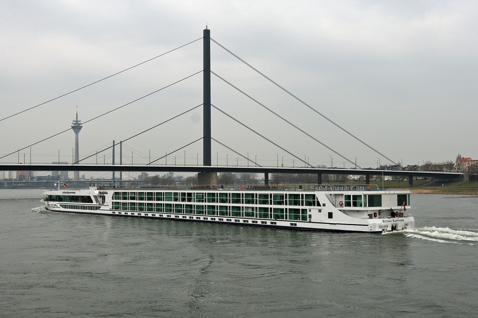 Canon EOS 400D (EOS Digital Rebel XTi / EOS Kiss Digital X) sample photo. Barge, river, rhin photography