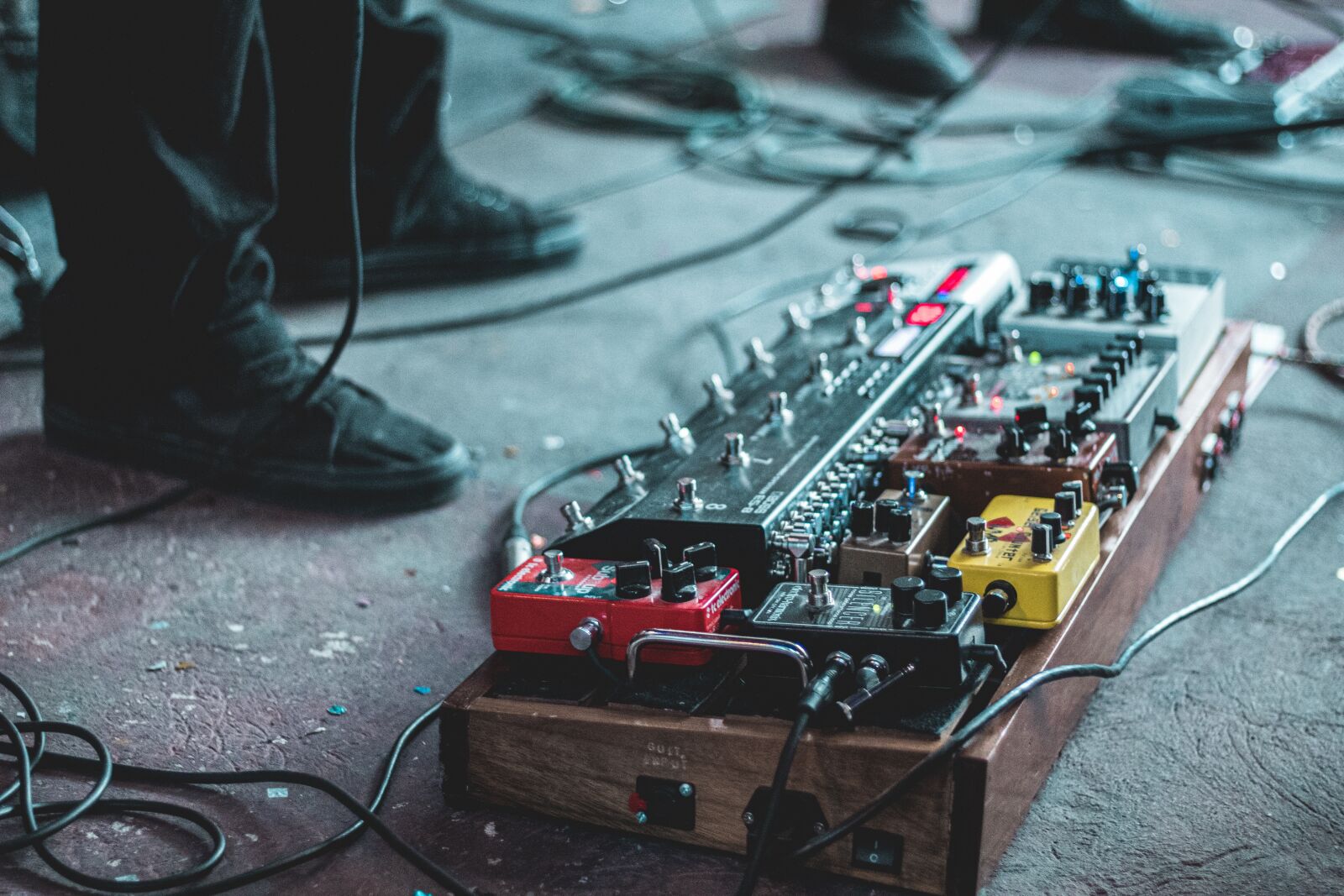 Canon EOS 1300D (EOS Rebel T6 / EOS Kiss X80) + Canon EF 50mm F1.8 STM sample photo. Pedalboard, guitar, music photography