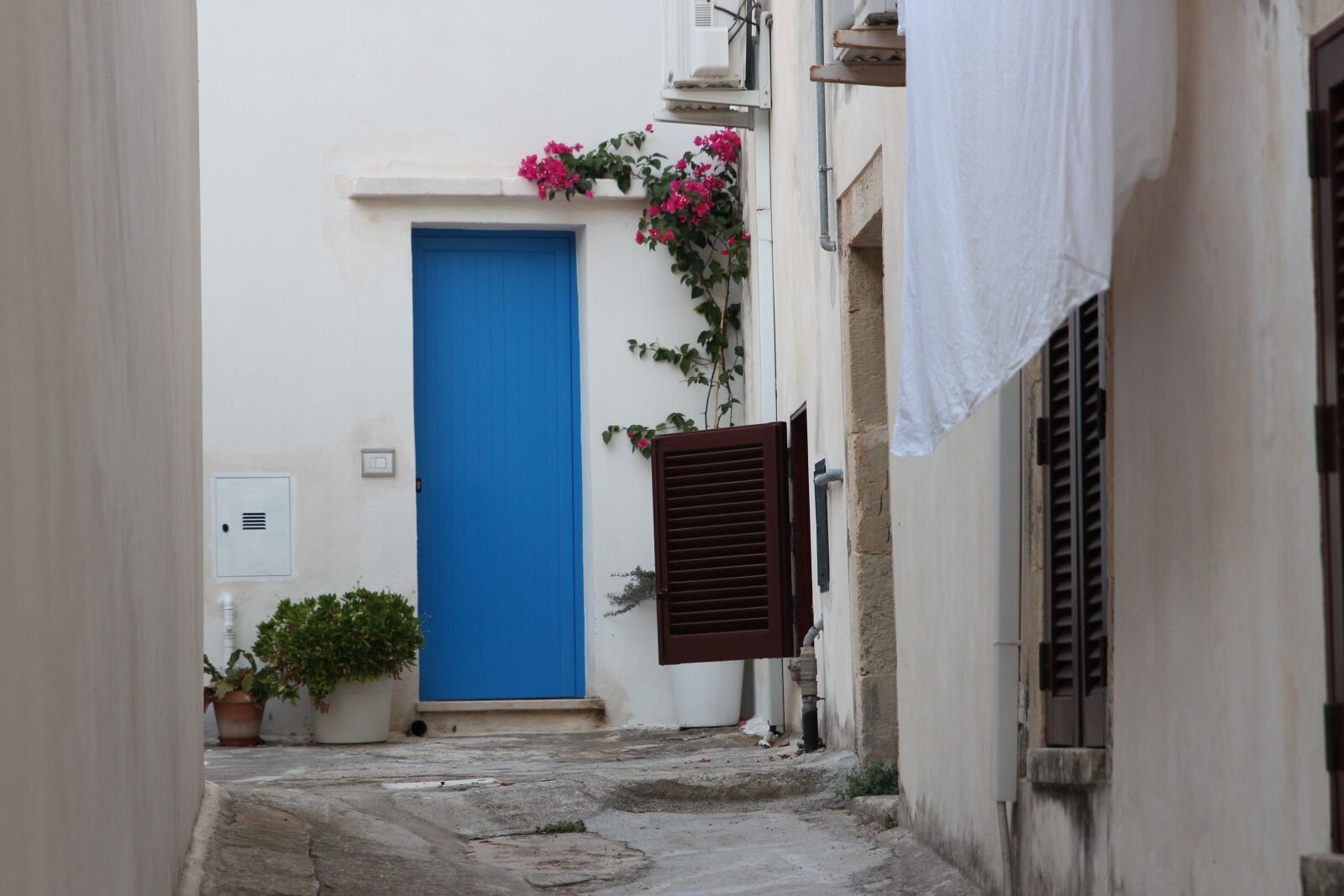 Canon EOS 600D (Rebel EOS T3i / EOS Kiss X5) sample photo. Door, blue, white photography