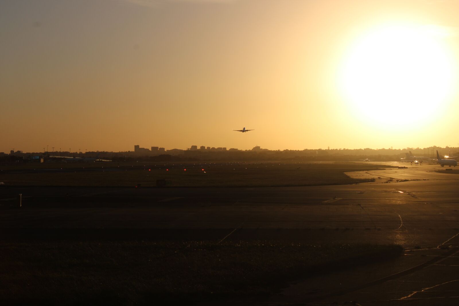 Canon EOS 2000D (EOS Rebel T7 / EOS Kiss X90 / EOS 1500D) sample photo. Airport, start, runway photography