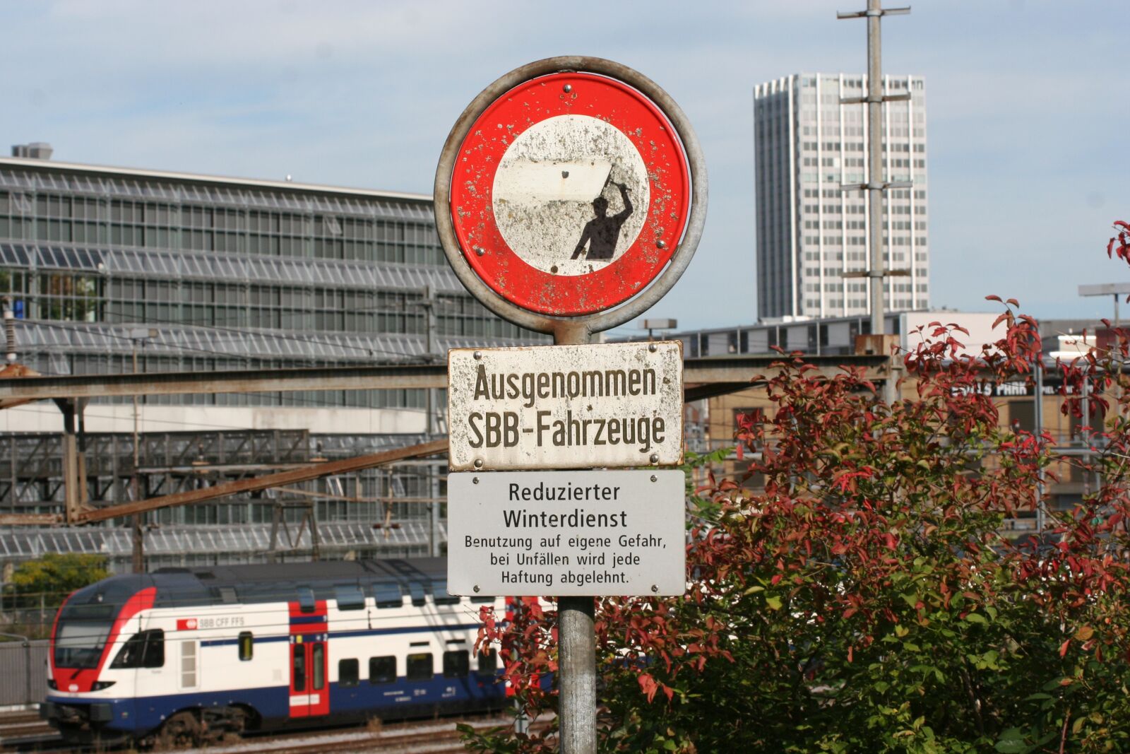 Canon EOS 350D (EOS Digital Rebel XT / EOS Kiss Digital N) sample photo. Skyscraper, train, traffic sign photography
