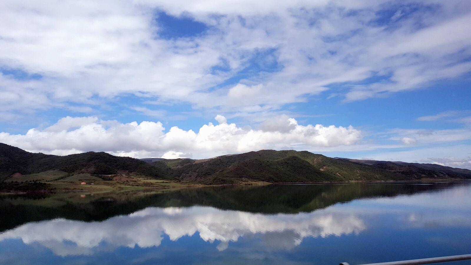 Samsung Galaxy Note5 sample photo. Reflection, sky, clouds photography