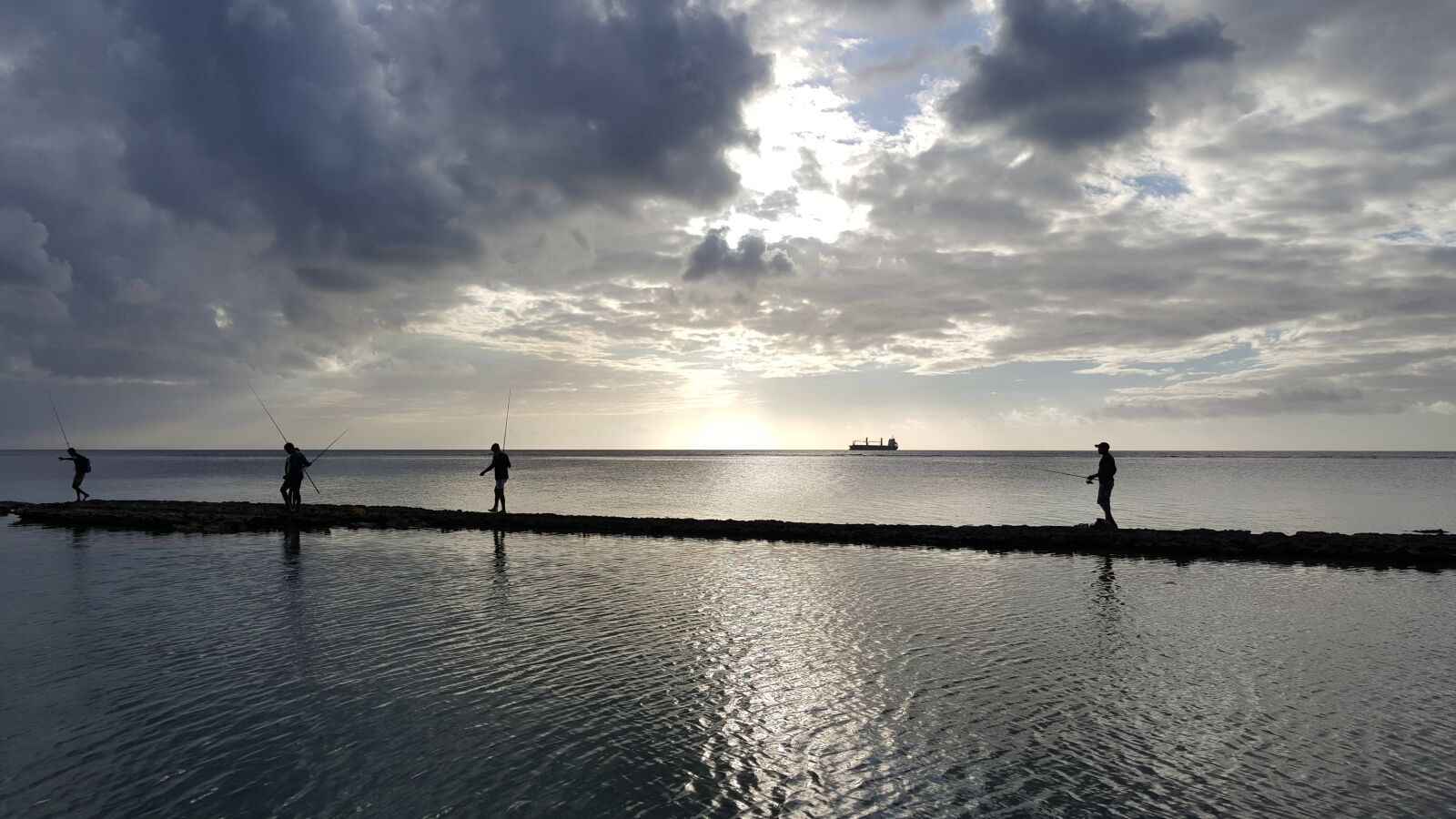 Samsung Galaxy Note5 sample photo. Fishermen, ocean, water photography