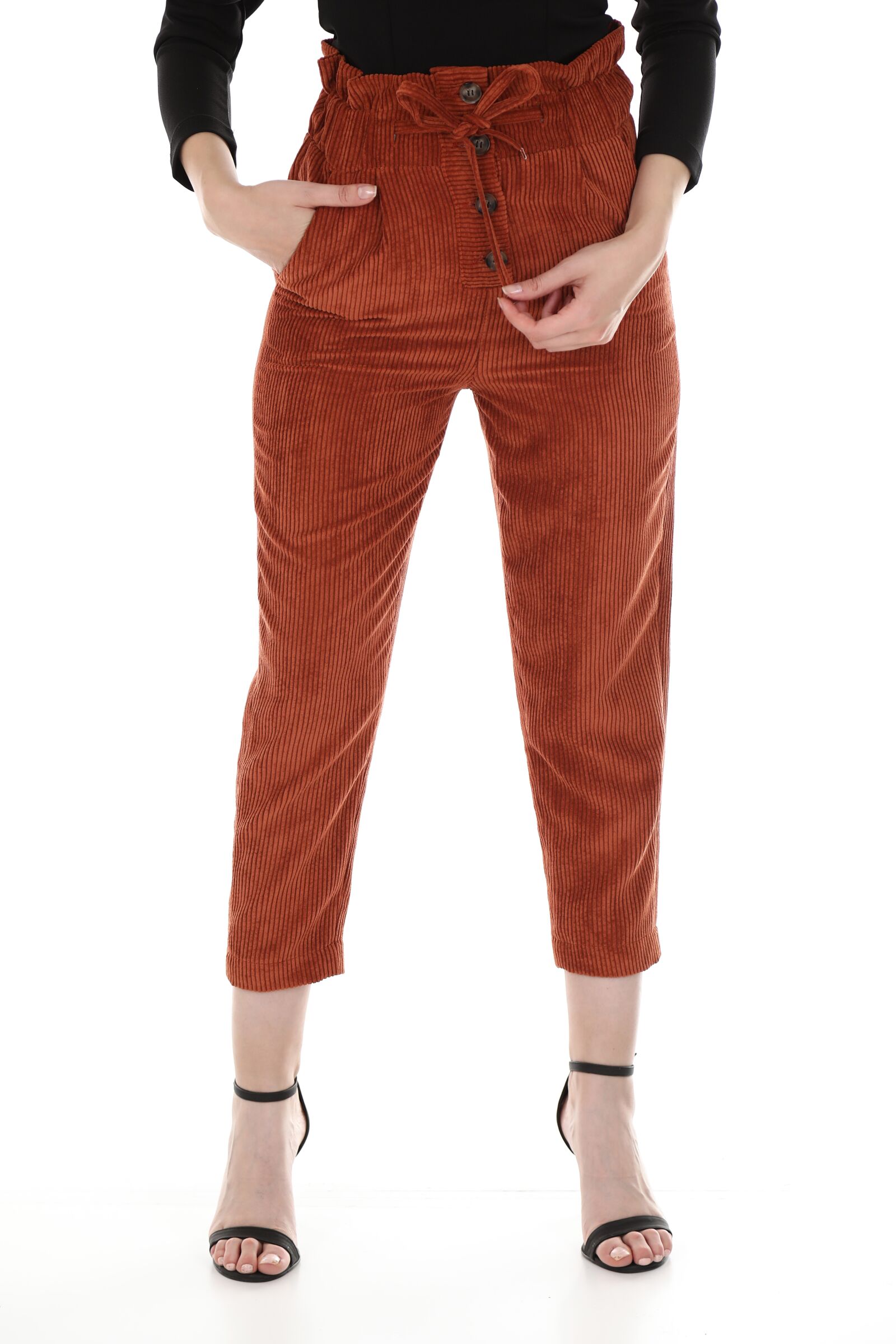 Canon EOS 5D Mark IV sample photo. Pants, red, shoes photography