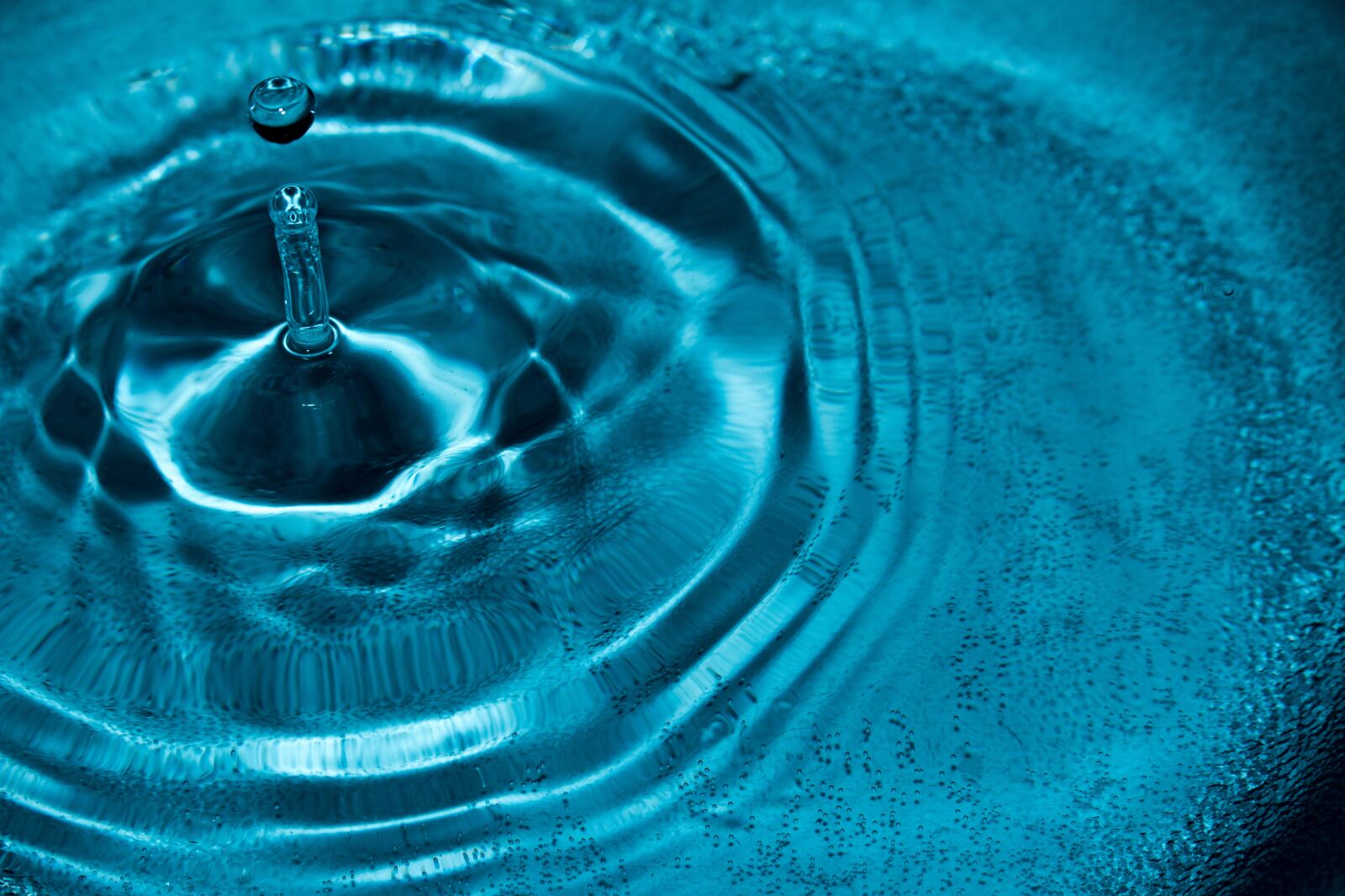 Canon EOS 700D (EOS Rebel T5i / EOS Kiss X7i) sample photo. Drop of water, moment photography