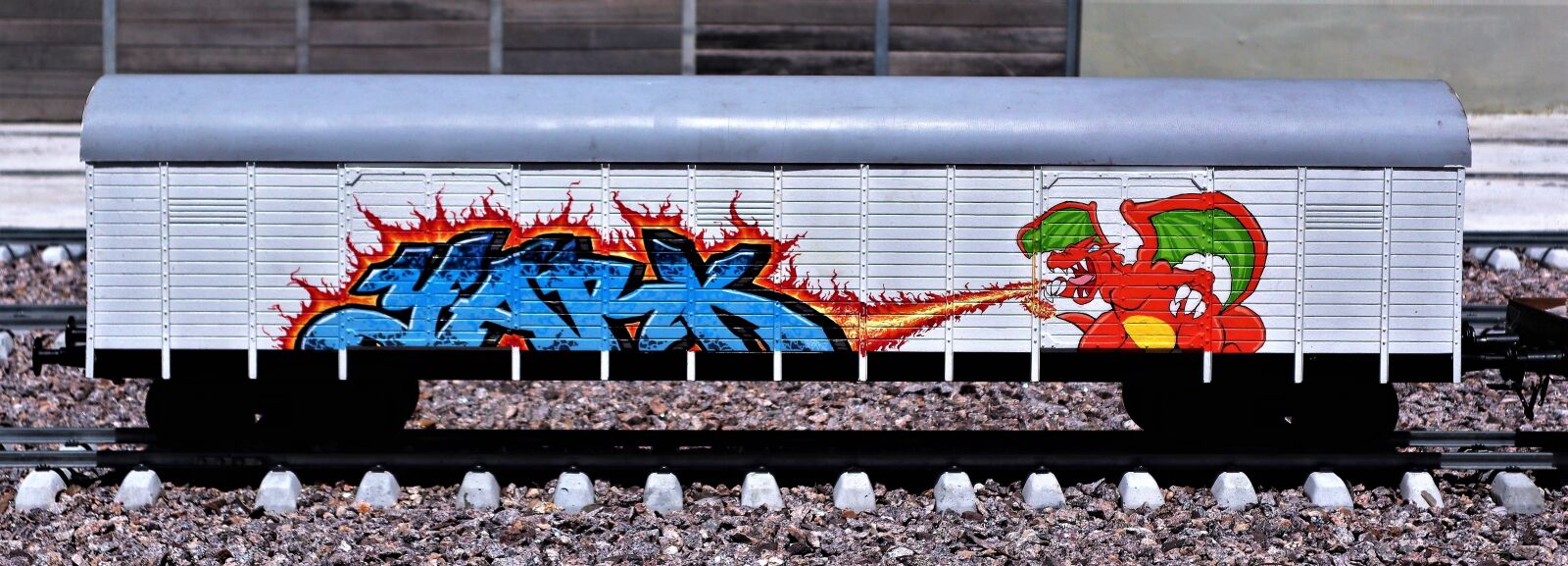 Canon EOS M50 (EOS Kiss M) sample photo. Graffiti, wagon, railway photography