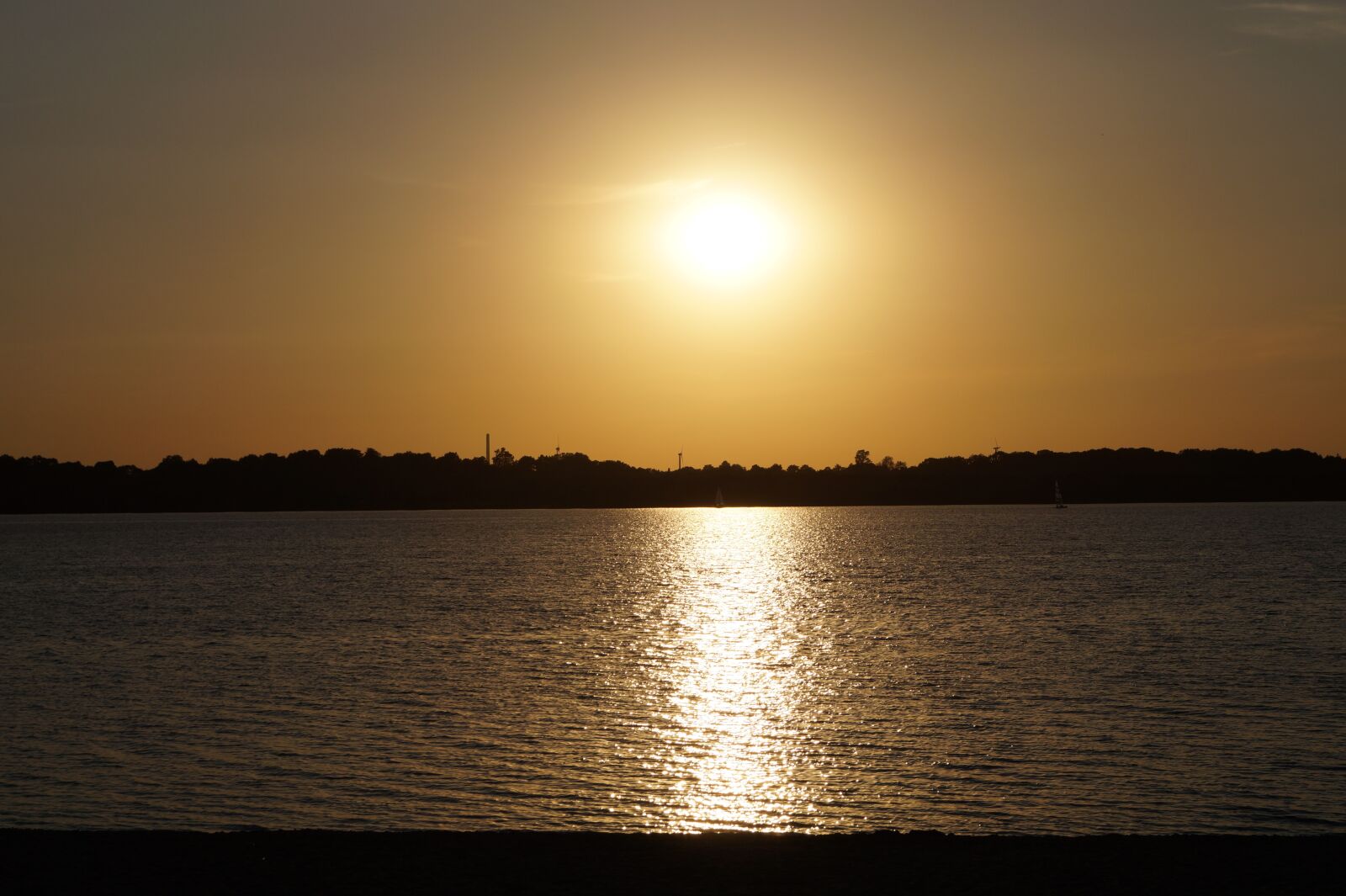 Sony DT 18-55mm F3.5-5.6 SAM II sample photo. Water, sun, sunset photography