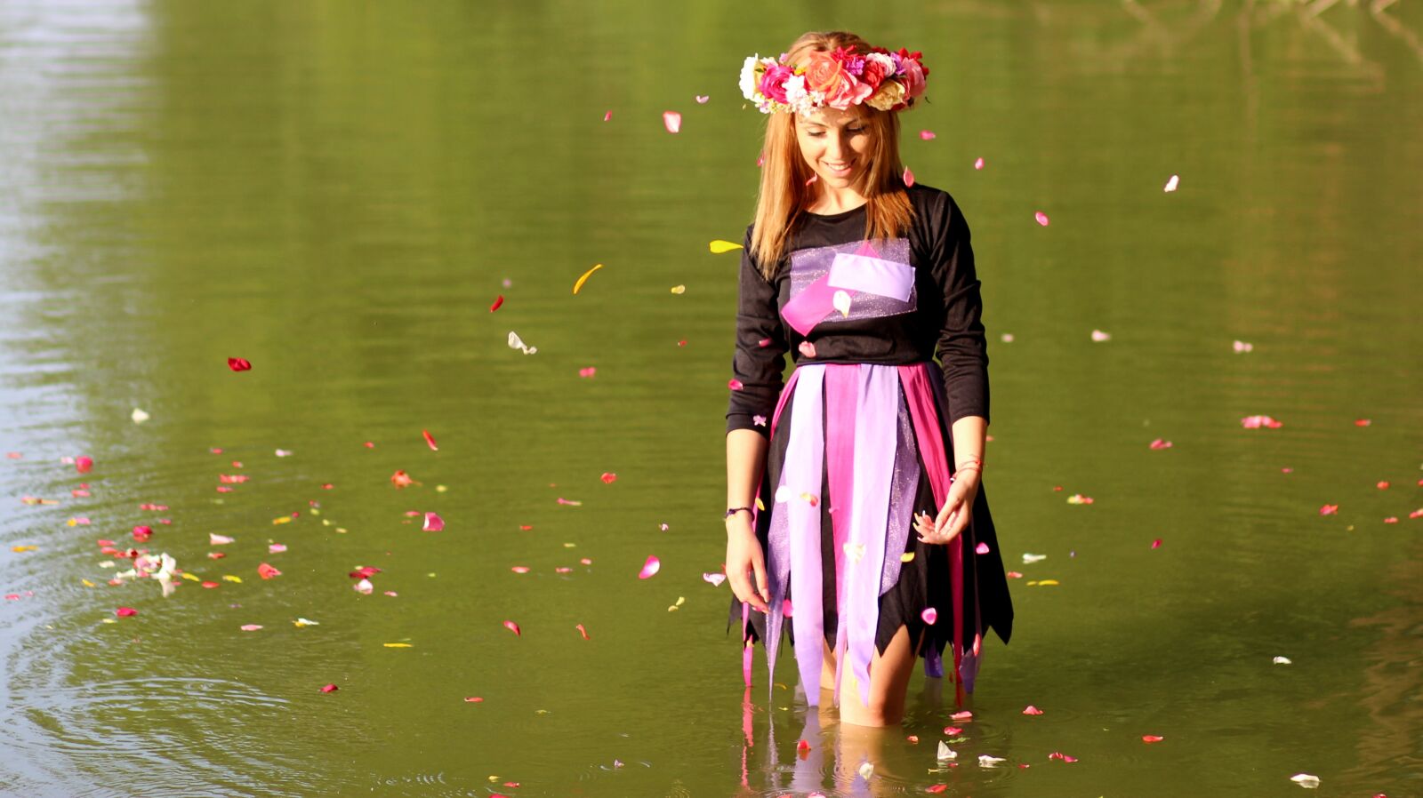 Canon EOS 700D (EOS Rebel T5i / EOS Kiss X7i) + Canon EF 85mm F1.8 USM sample photo. Girl, blonde, wreath photography