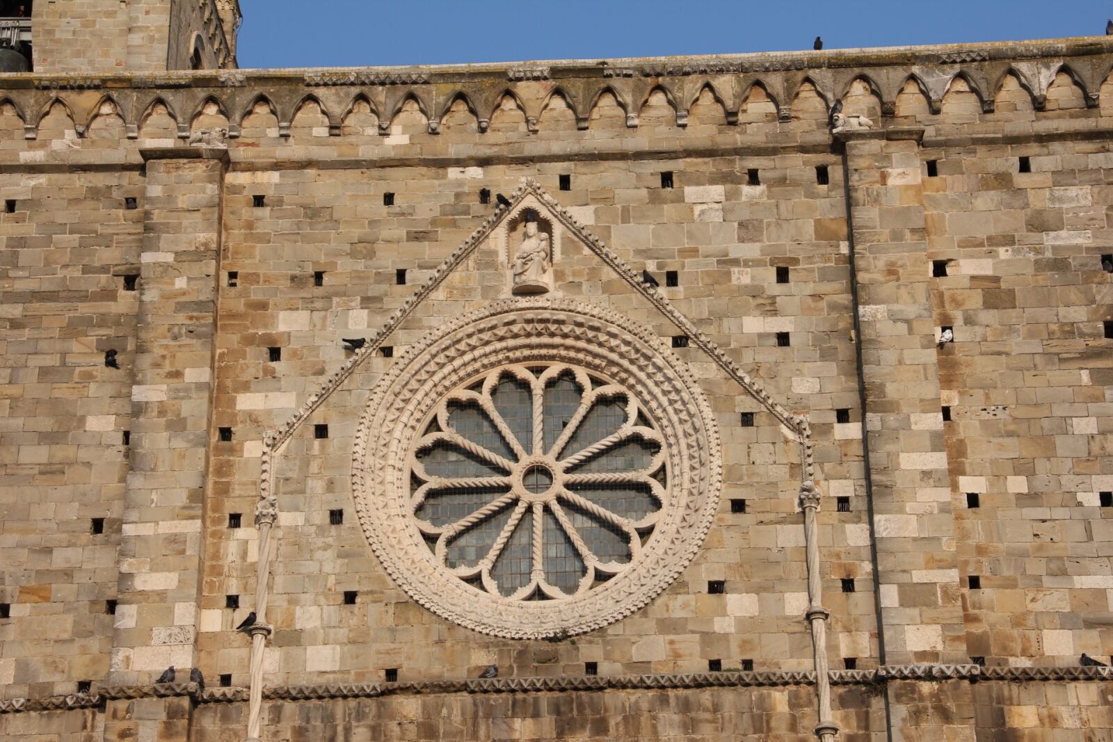 Canon EF-S 18-135mm F3.5-5.6 IS sample photo. Church, atria, rose window photography