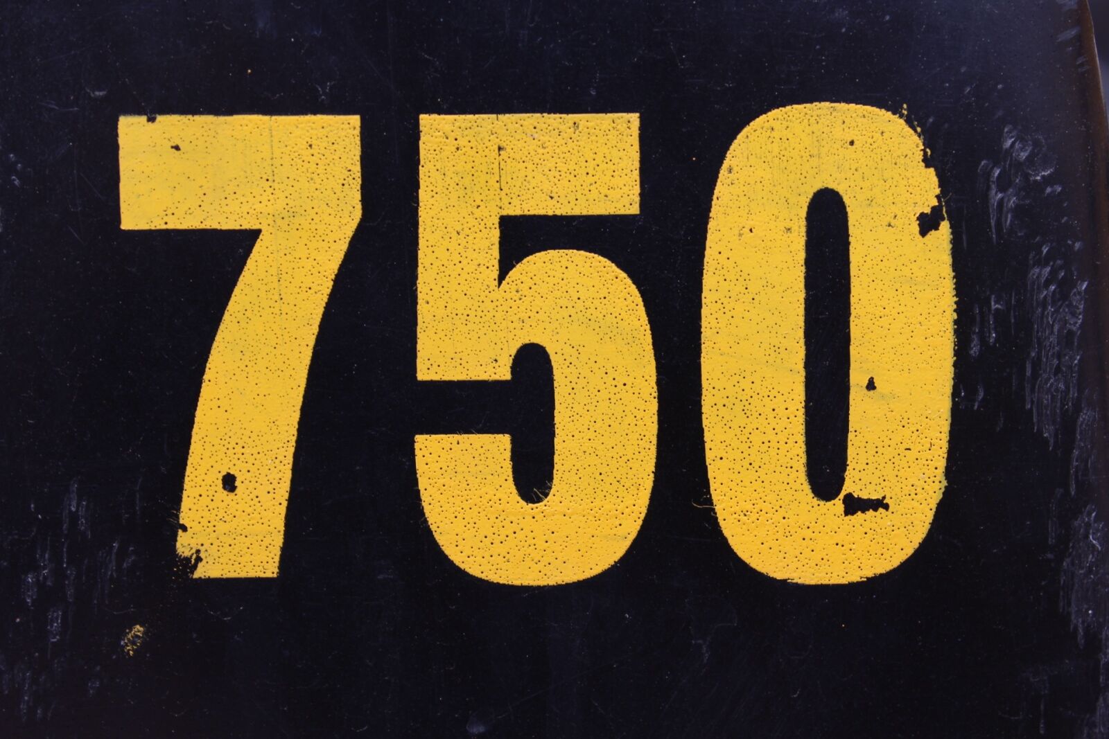 Canon EOS 1200D (EOS Rebel T5 / EOS Kiss X70 / EOS Hi) sample photo. Number, black, yellow photography