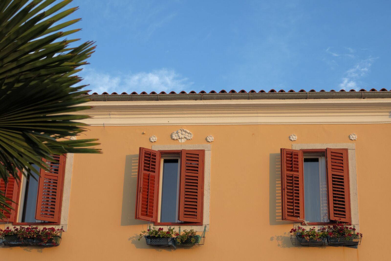 Canon PowerShot G3 X sample photo. Window, shutters, vrsar photography