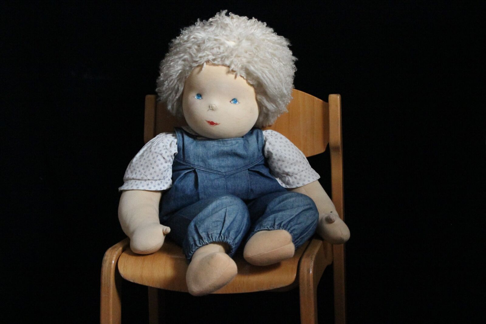 Canon EOS 600D (Rebel EOS T3i / EOS Kiss X5) sample photo. Doll, sitting, chair photography