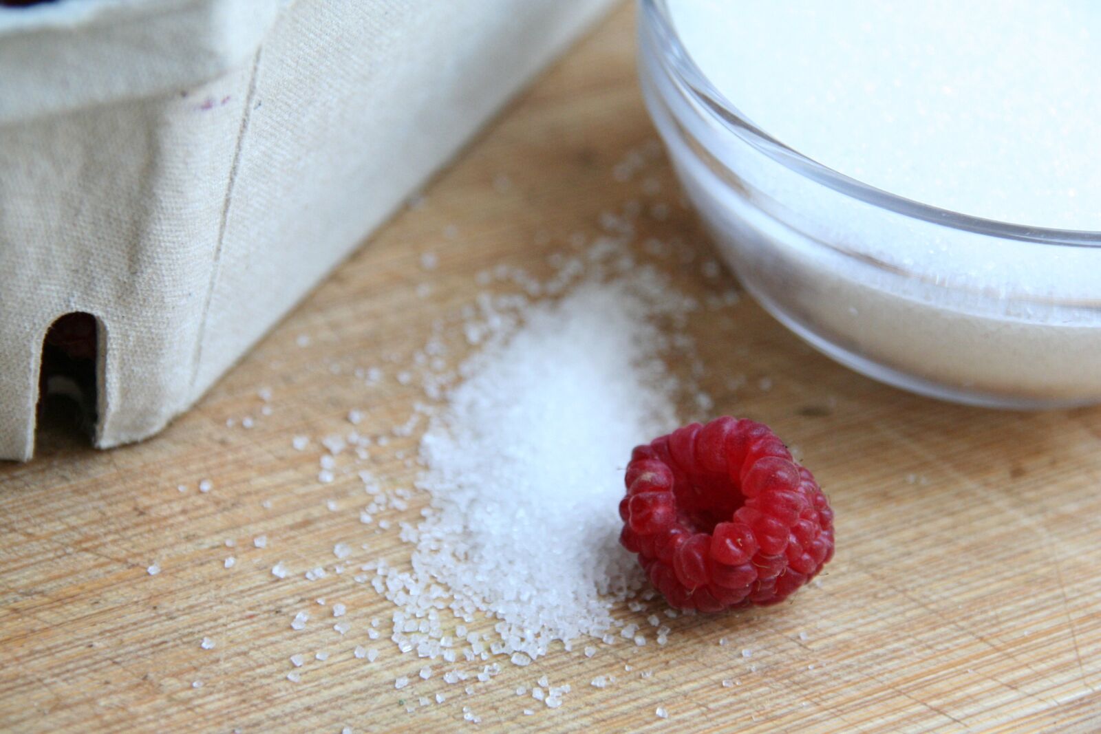 Canon EOS 350D (EOS Digital Rebel XT / EOS Kiss Digital N) sample photo. Raspberries, fruit, preparations photography