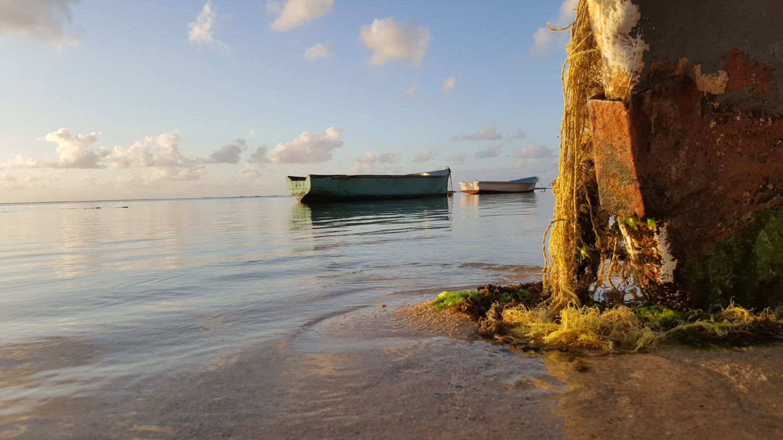 Samsung Galaxy Note5 sample photo. Fishing boats, beach, abandoned photography