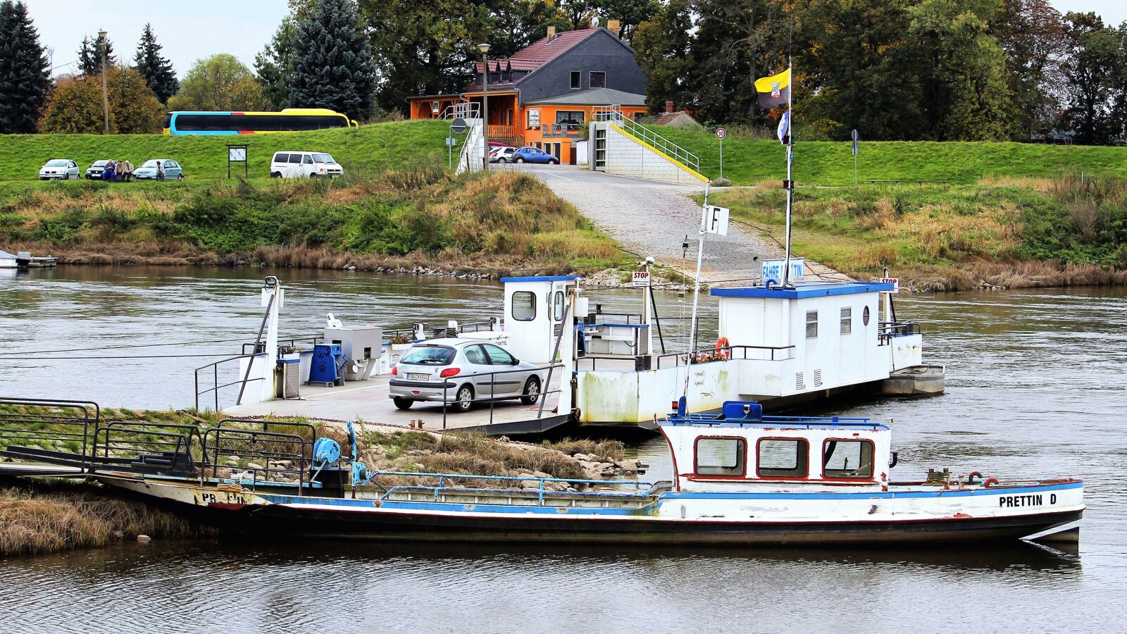 Canon EF-S 55-250mm F4-5.6 IS II sample photo. Ferry, reaction ferry, car photography