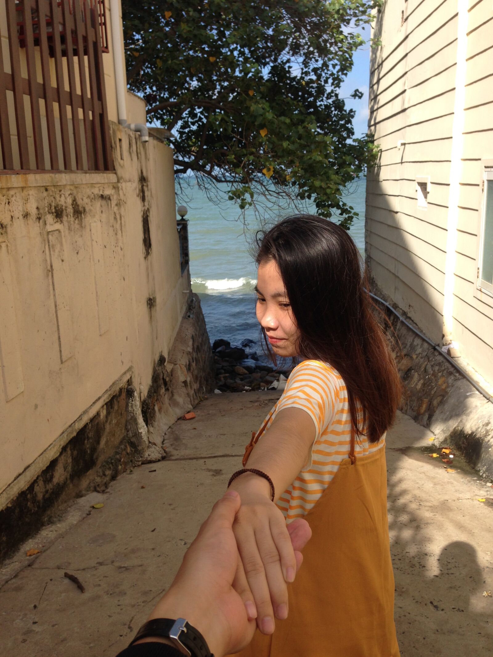 iPhone 5 back camera 4.12mm f/2.4 sample photo. Girl, tree, see photography