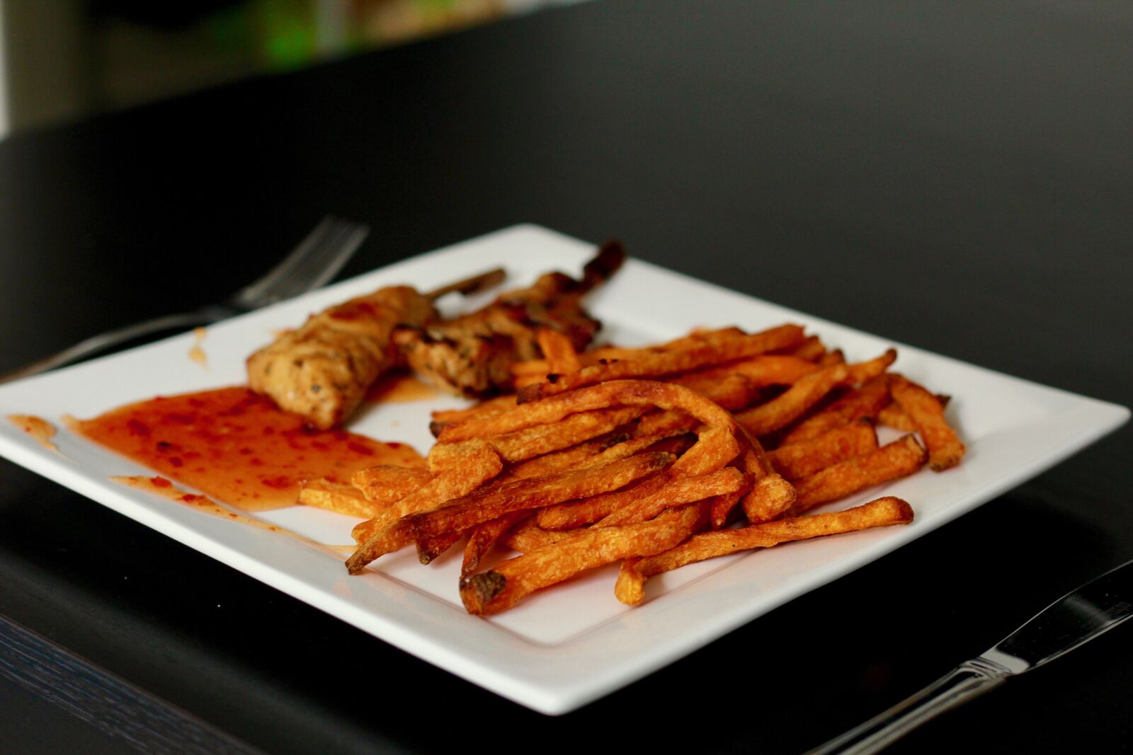 Canon EOS 1200D (EOS Rebel T5 / EOS Kiss X70 / EOS Hi) + Canon EF 50mm F1.8 STM sample photo. Sweet potato fries, eat photography
