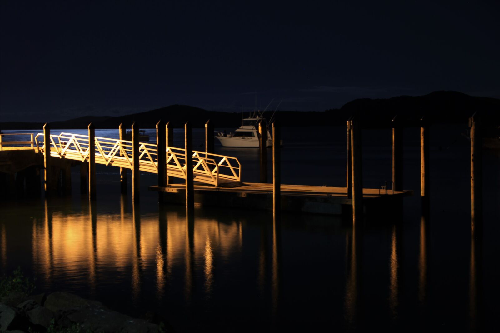 Canon EOS 60D sample photo. Night, light, reflection photography