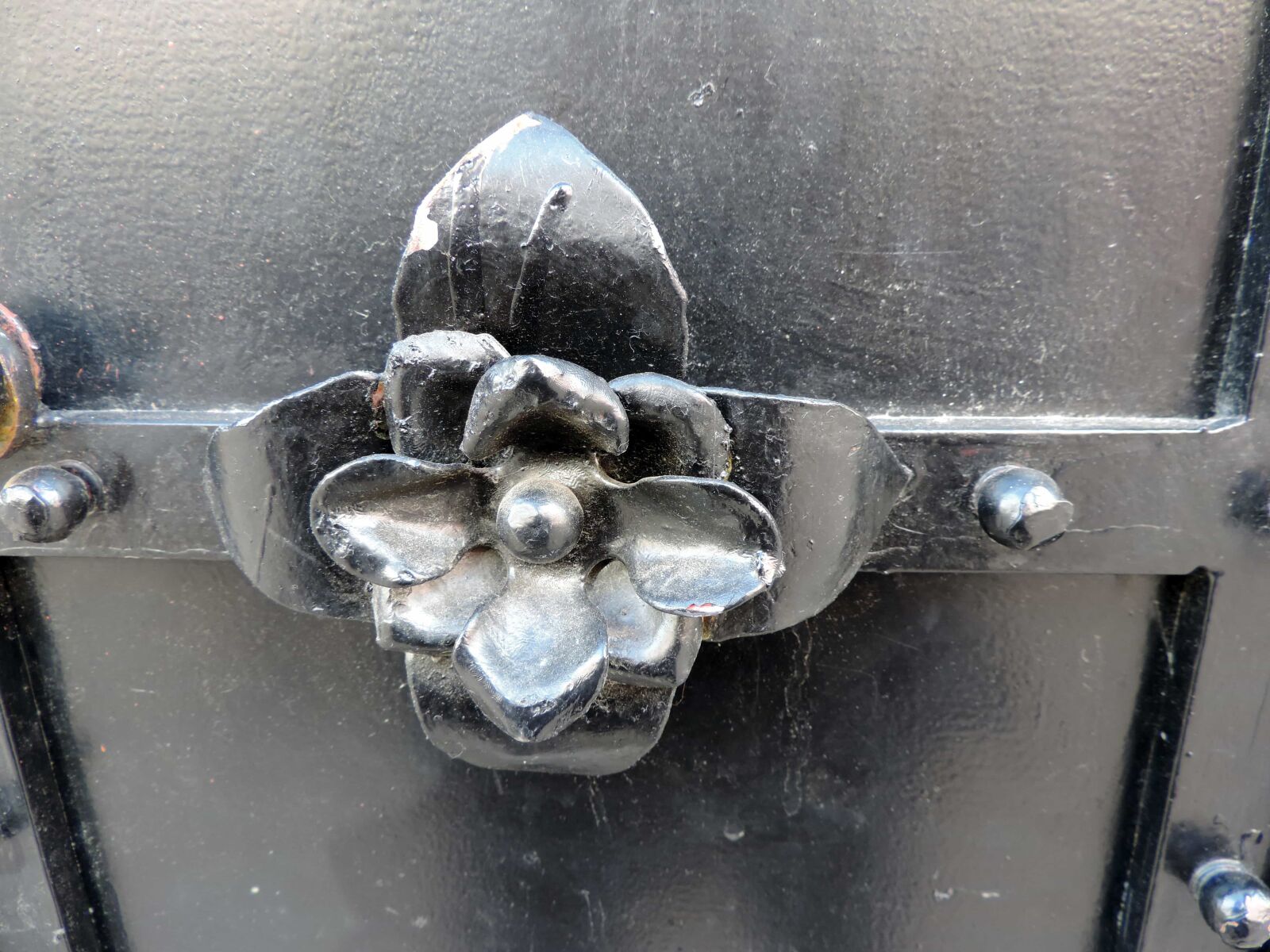 Nikon Coolpix P520 sample photo. Cast iron, front door photography