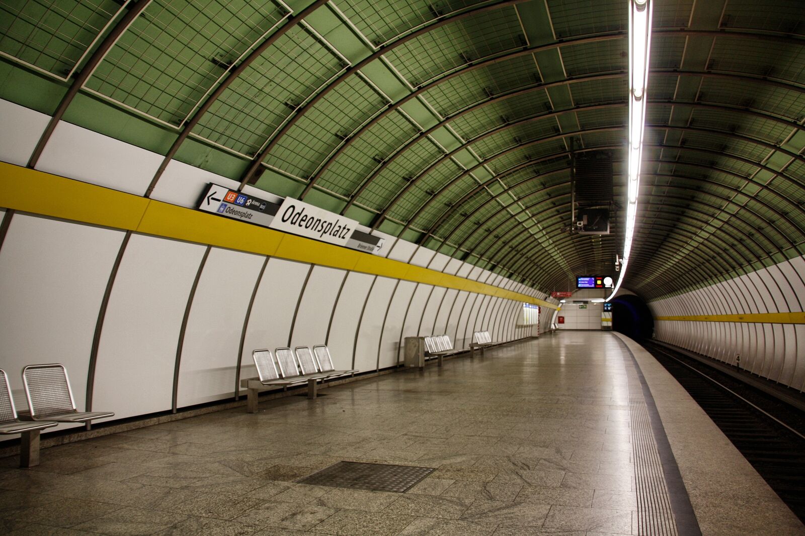 Canon EOS 450D (EOS Rebel XSi / EOS Kiss X2) sample photo. Metro, within, tunnel photography