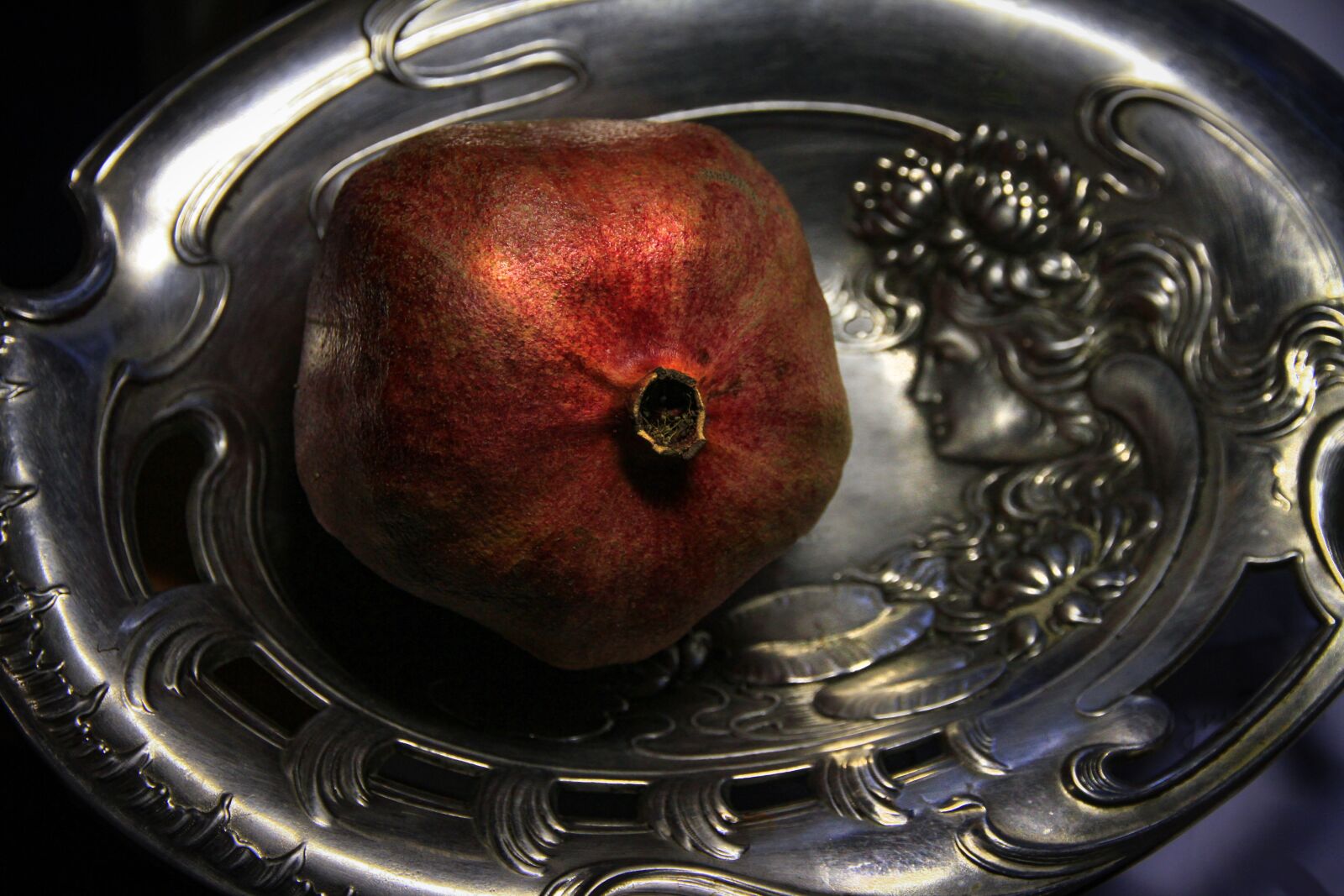 Canon EOS 7D sample photo. Dish, pomegranate, silver photography