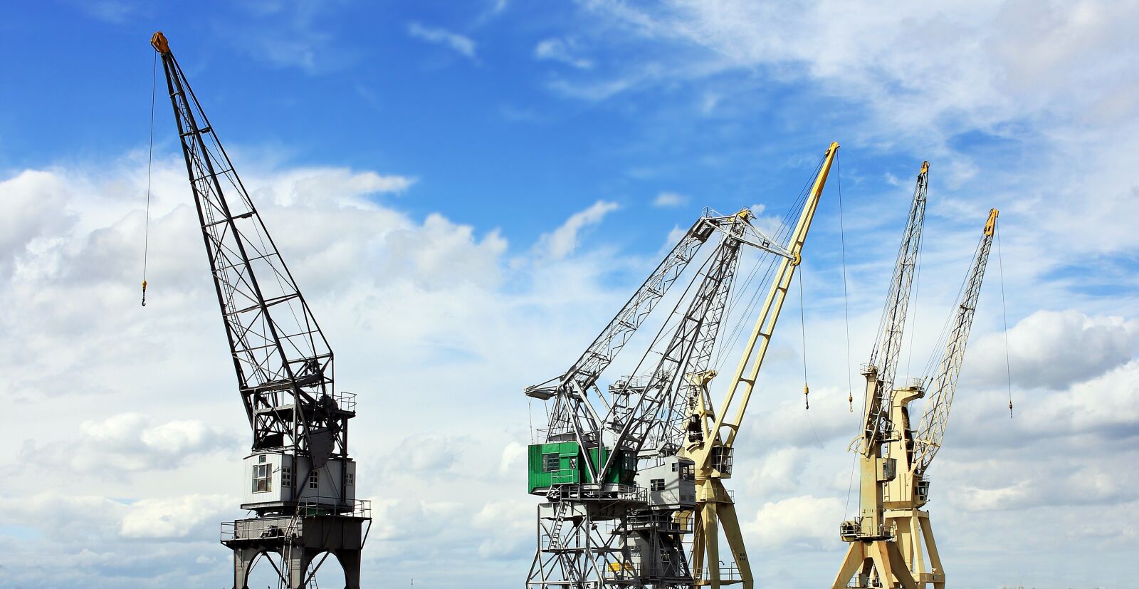 Canon EOS 550D (EOS Rebel T2i / EOS Kiss X4) sample photo. Harbour cranes, sky, clouds photography
