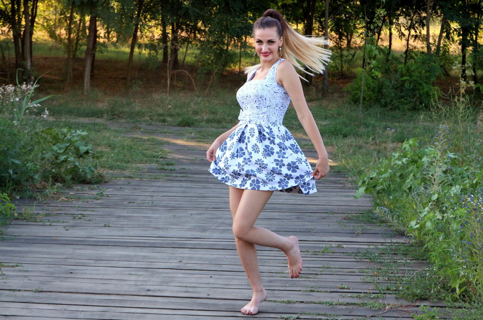 Canon EOS 700D (EOS Rebel T5i / EOS Kiss X7i) sample photo. Girl, dress, bounce photography
