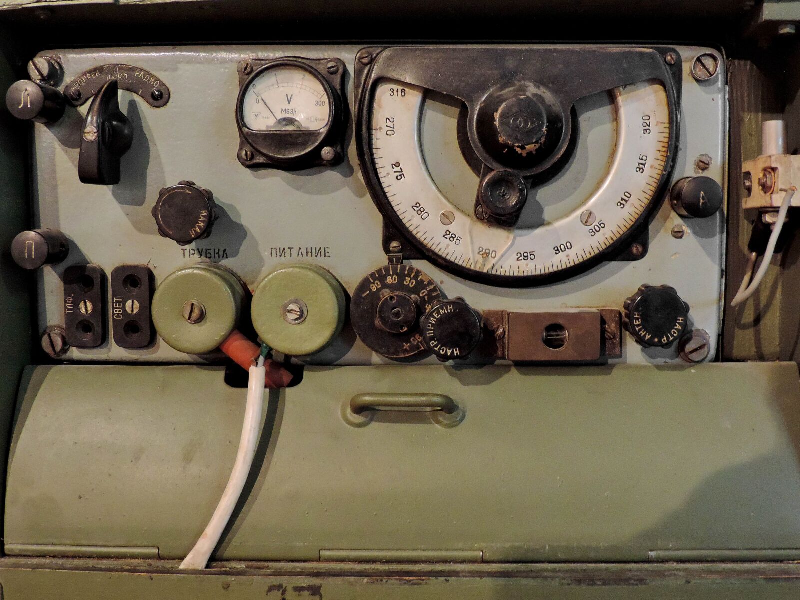 Nikon Coolpix P520 sample photo. Antiquity, historic, military, radio photography