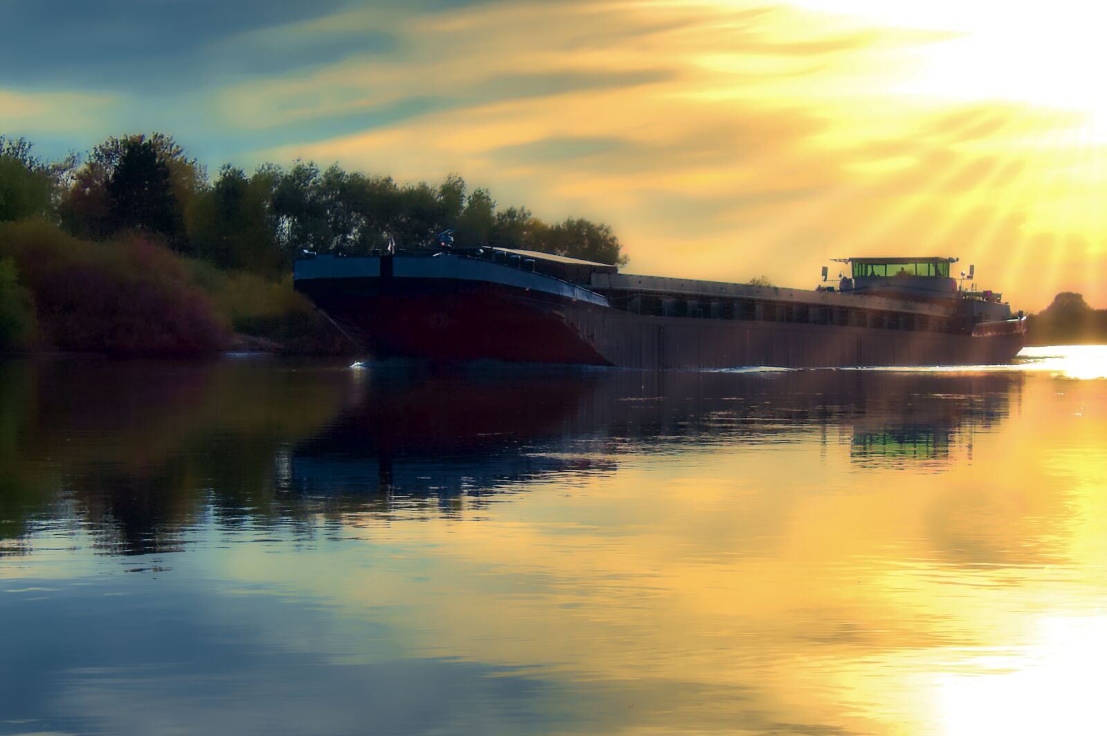 Canon EOS 1300D (EOS Rebel T6 / EOS Kiss X80) sample photo. Barge, river, water photography