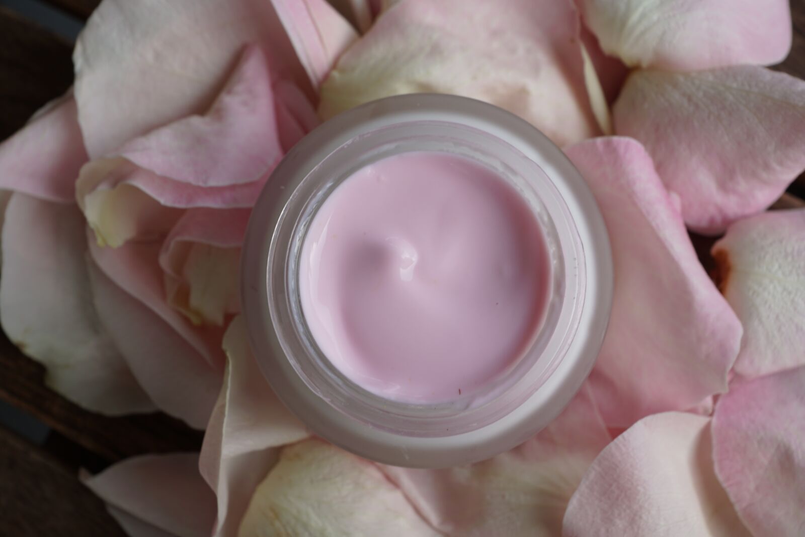 Sony ILCA-77M2 + Sony DT 16-50mm F2.8 SSM sample photo. Cosmetics, cream, roses photography