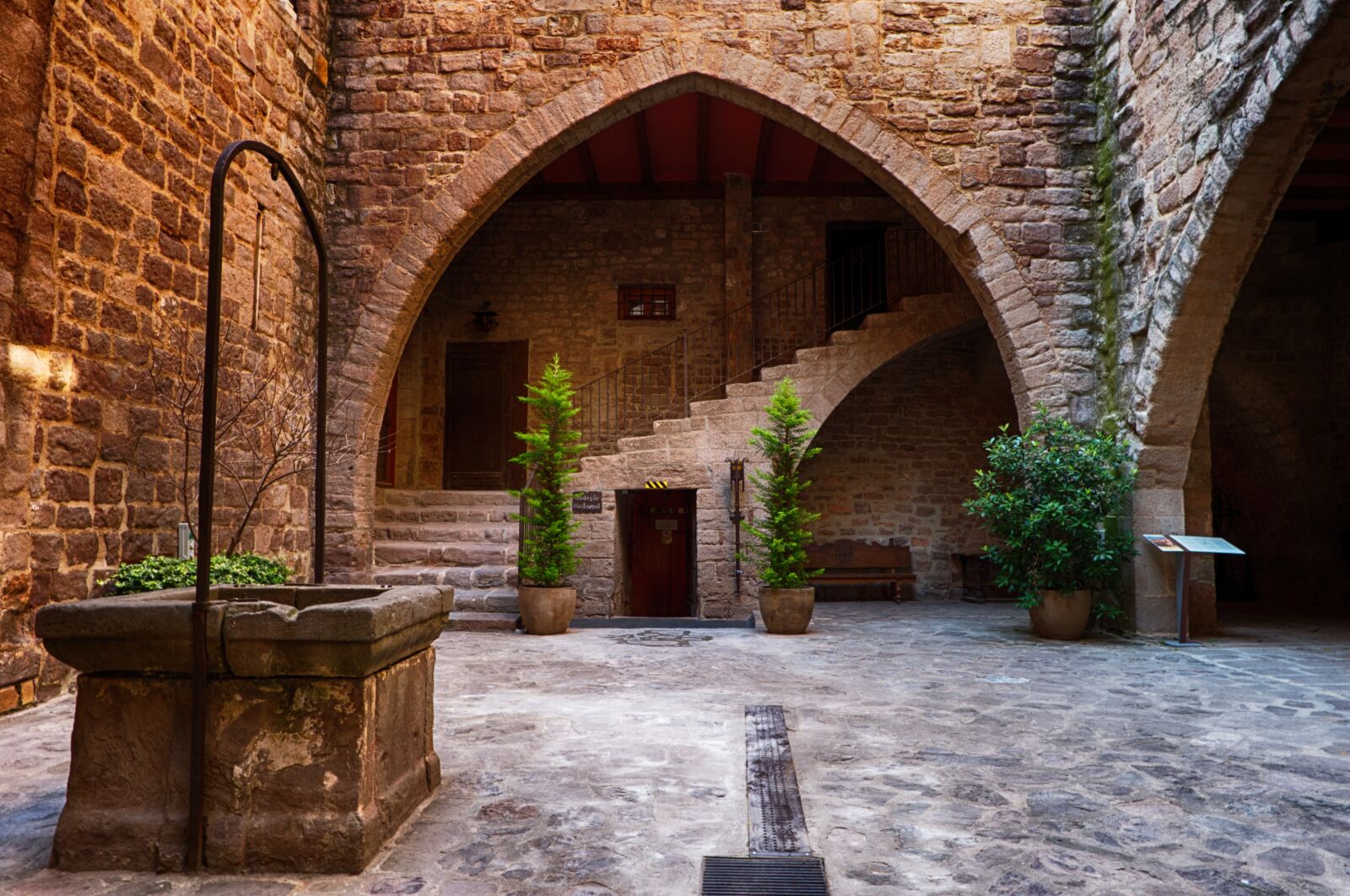 Fujifilm X-A2 + Fujifilm XC 16-50mm F3.5-5.6 OIS II sample photo. Courtyard, castle, arch photography